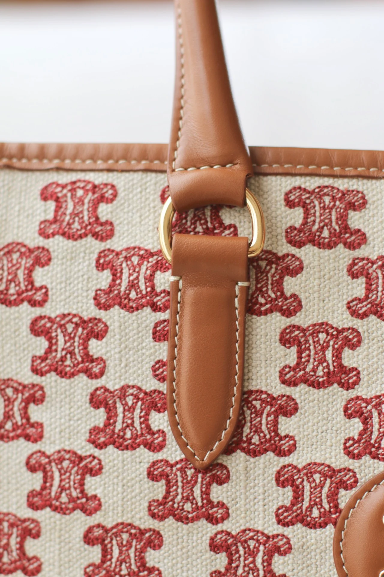 Сумка Celine Cabas Triomphe с вышивкой, горизонтальная.