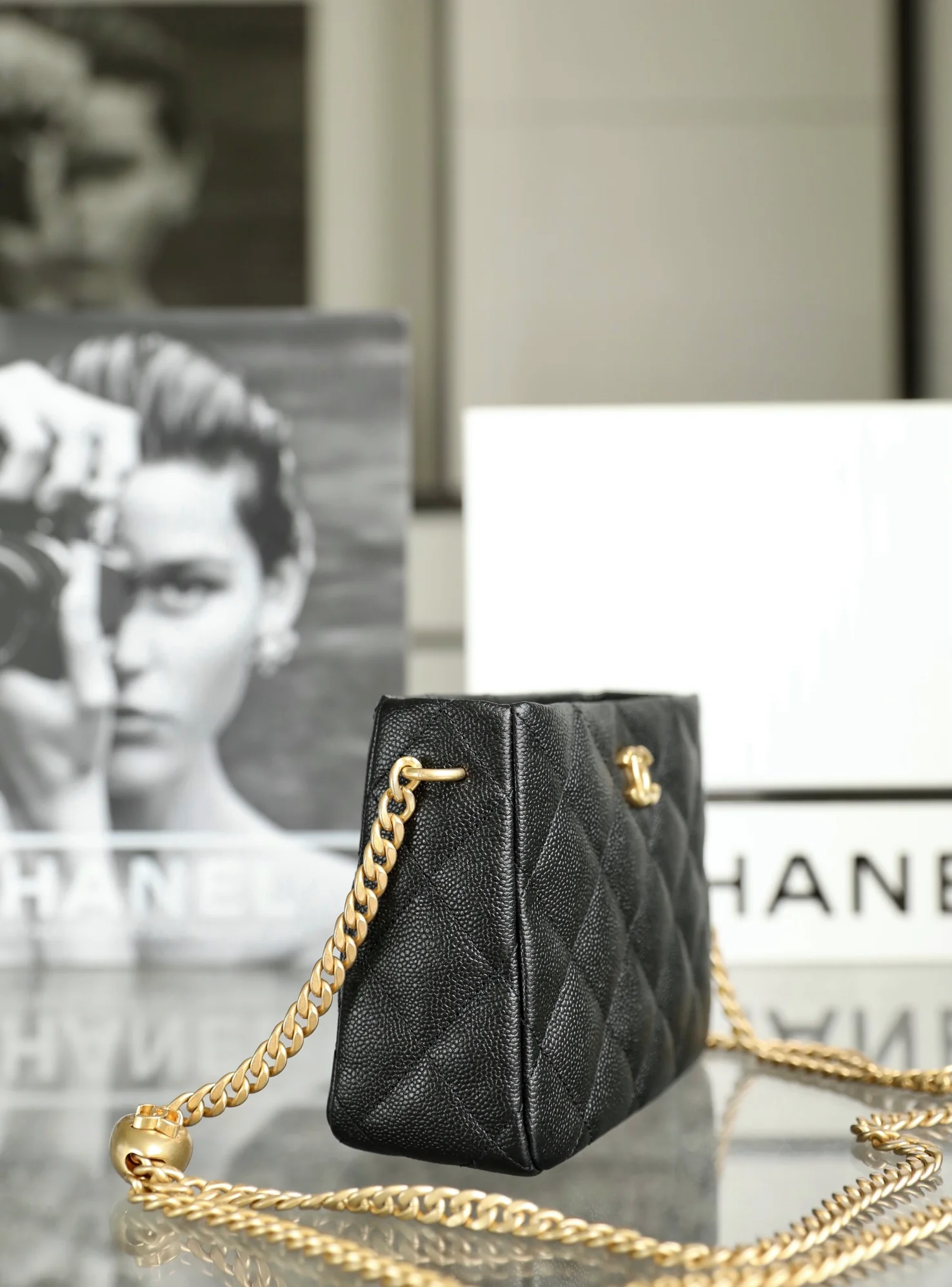 Новинка сезона весна/лето 2023 от Chanel - сумка-хобо в форме сердца, маленькая, черная.