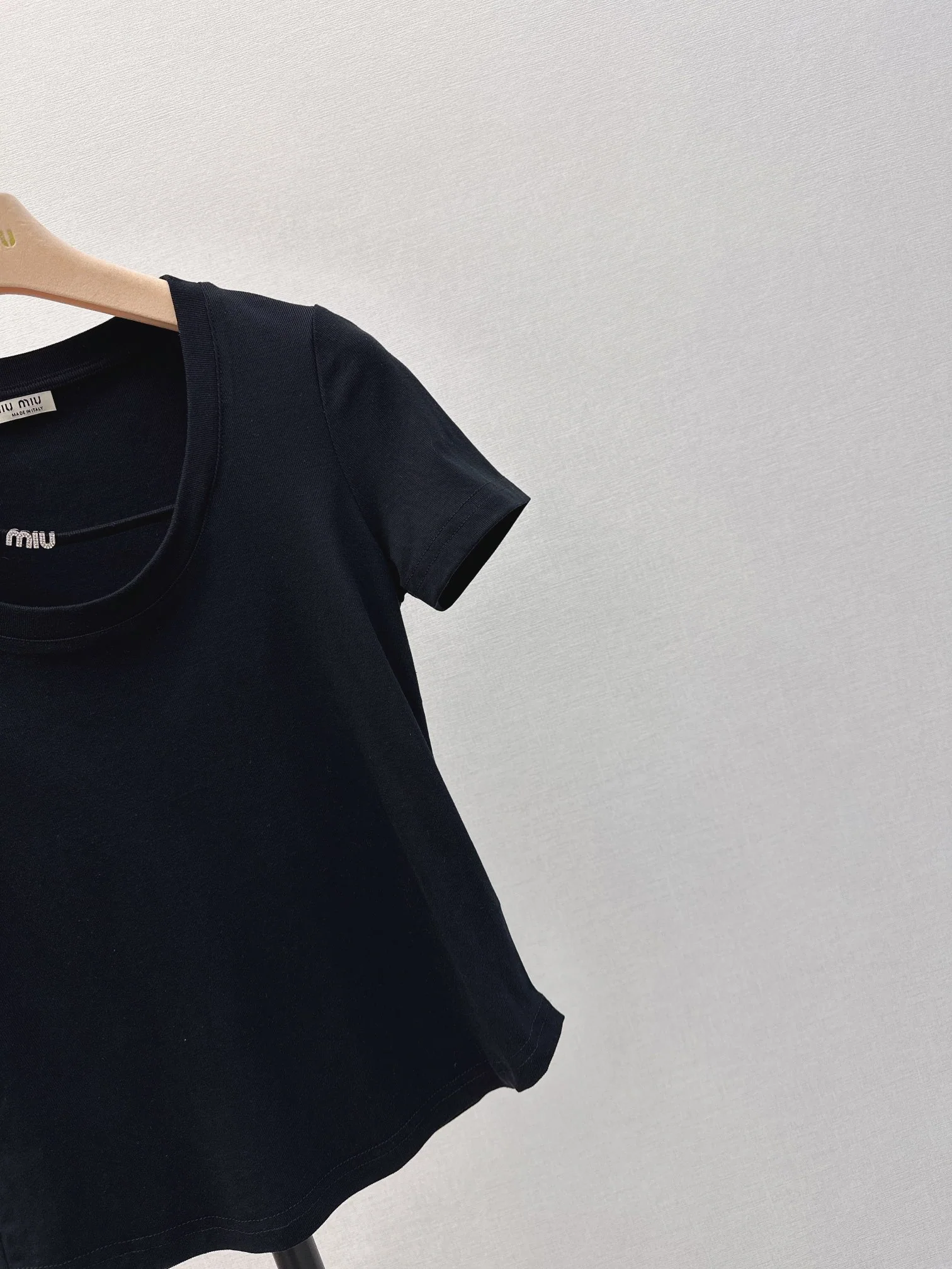 Miu Miu-2404 - Весенне-летняя новинка. Приталенная футболка с U-образным вырезом, черная.
