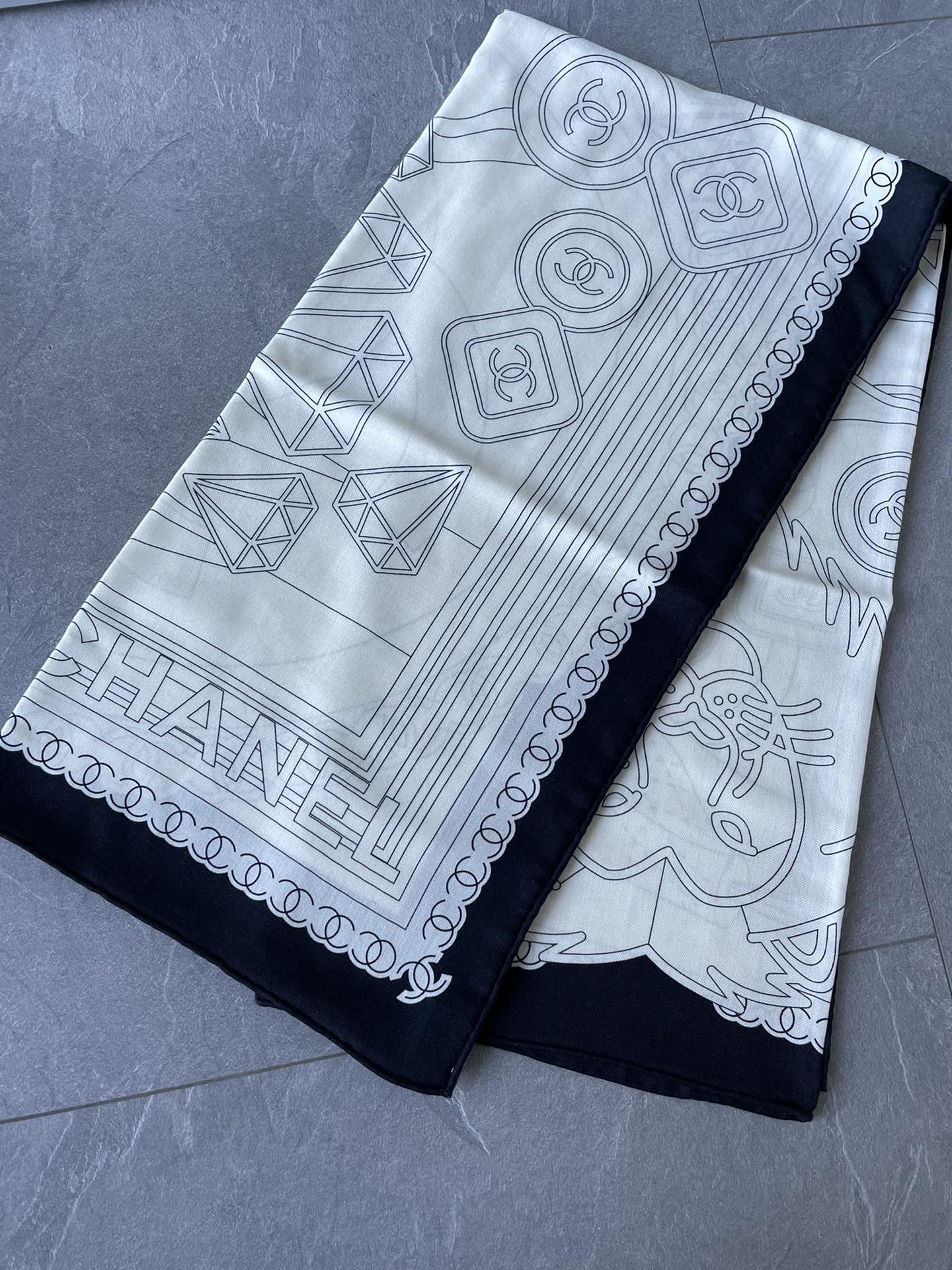 Chanel - Двусторонняя шаль 140 см