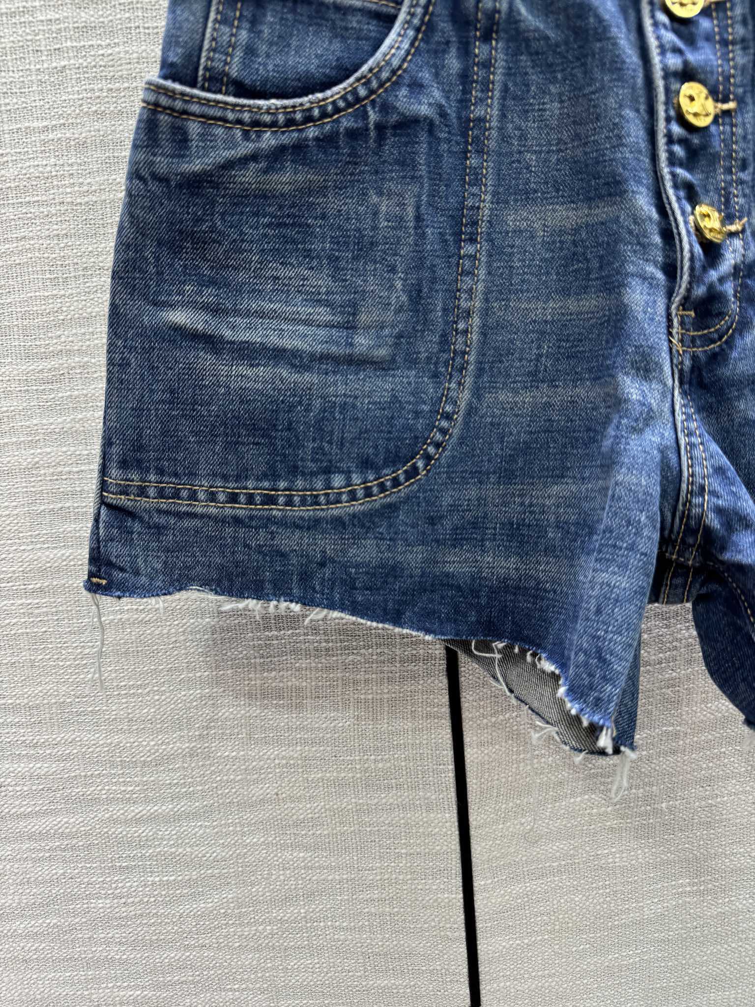 Коллекция Celine Весна/Лето 2024 — Джинсовые шорты с большими карманами