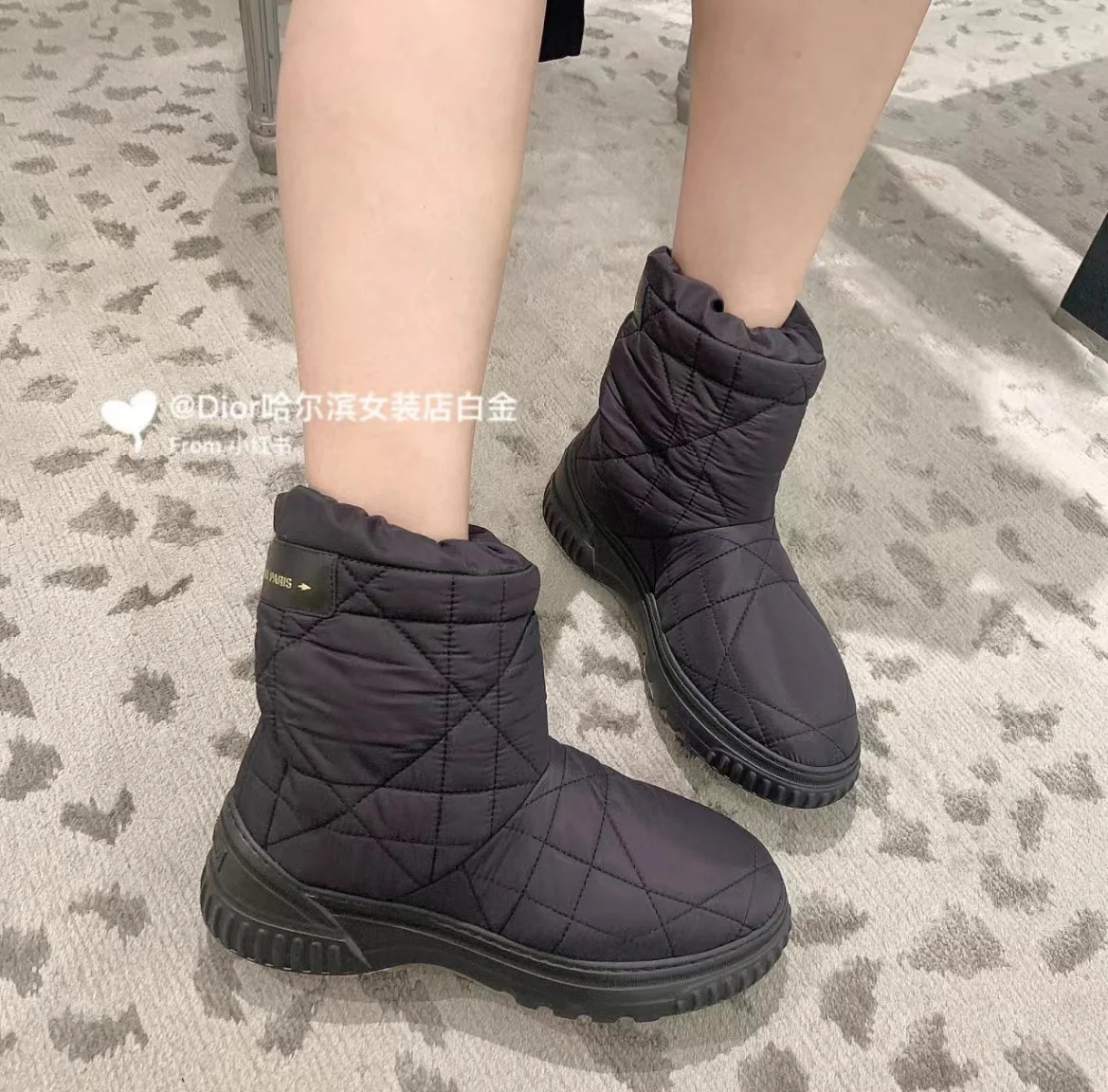 Ботильоны Dior 22ss из пуха и шерсти — на фото.