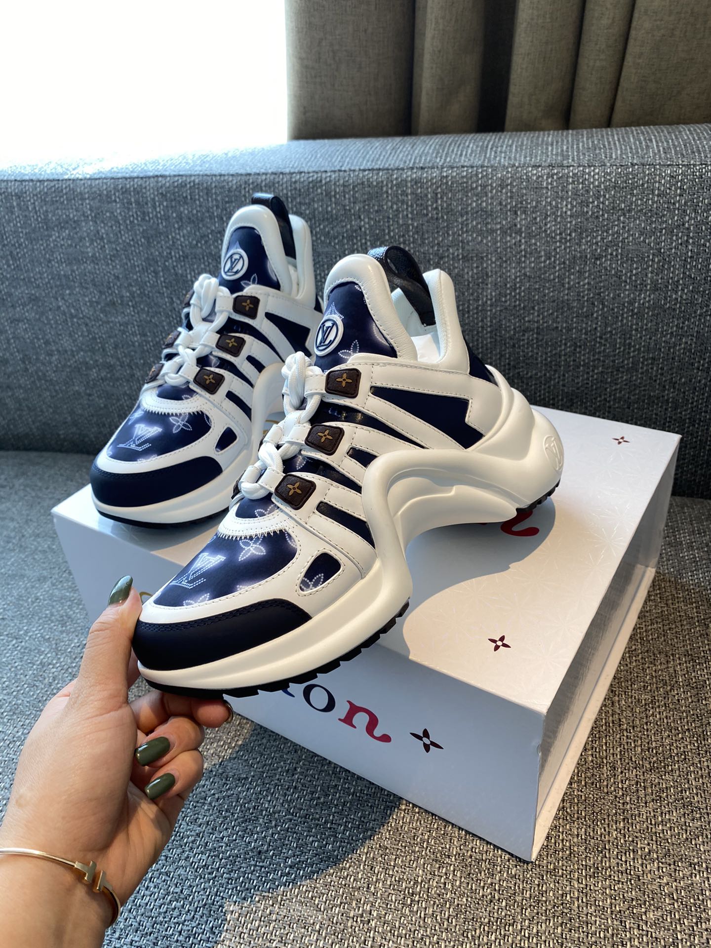 Обувь LV - массивные кроссовки LV