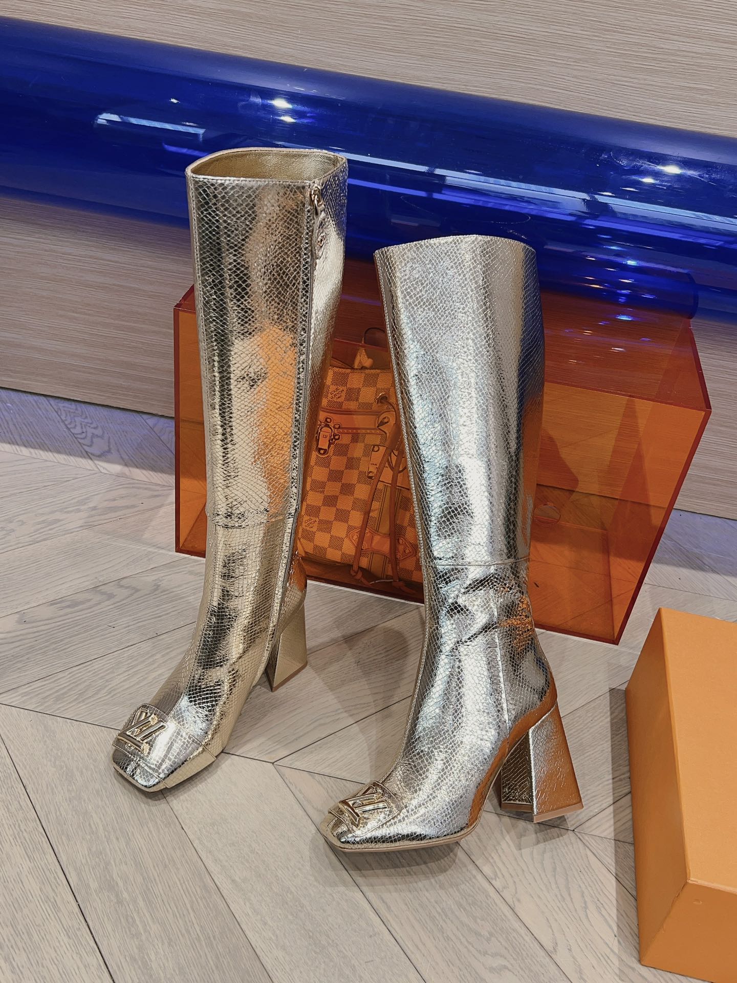 Последние новинки от LV из бутиков сезона осень/зима 2023 — Ботинки с подиума — Массивные ботинки на высоком каблуке — Золотистые