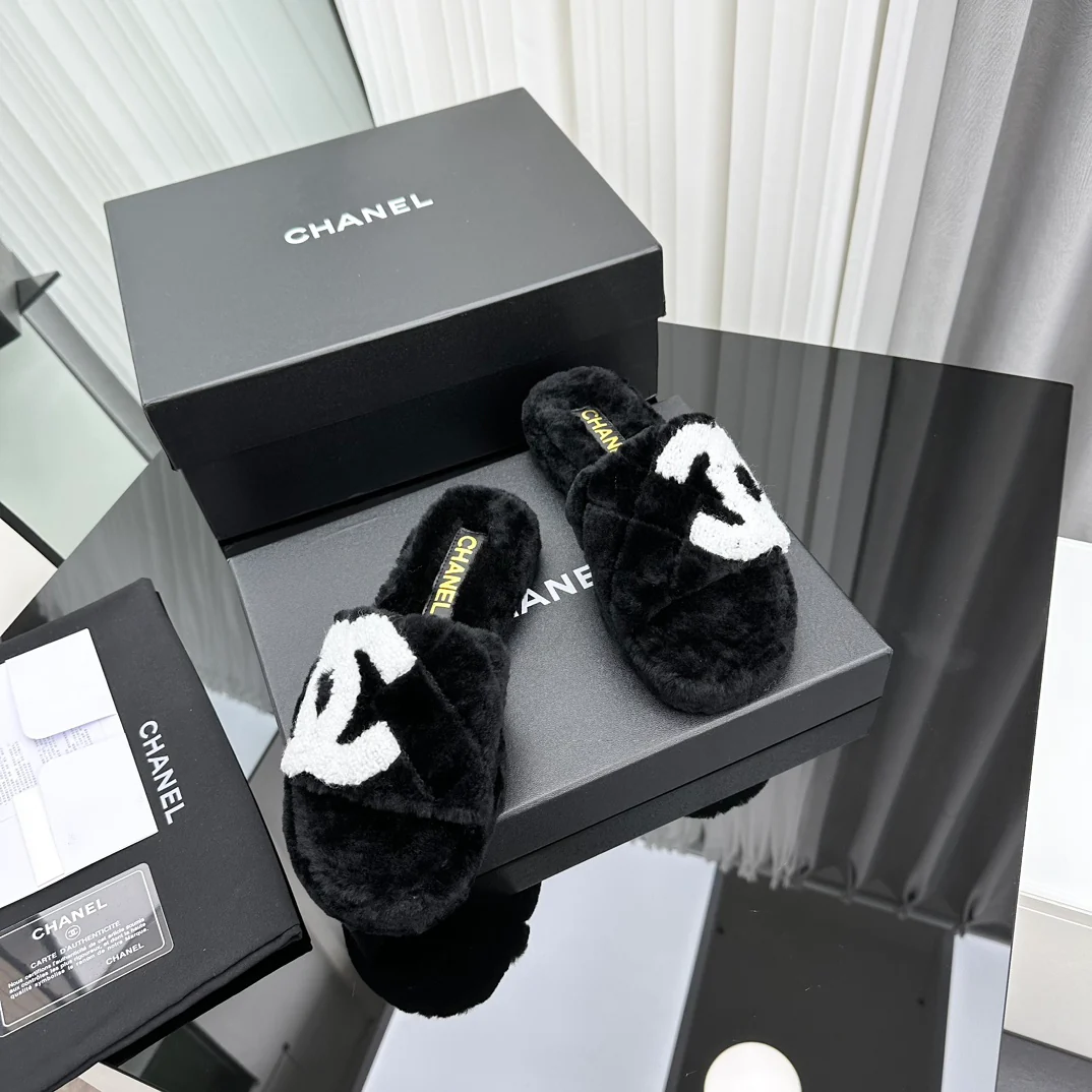 Новинка сезона осень/зима 2023 от Chanel - Популярно на Xiaohongshu - Меховые тапочки - Черные