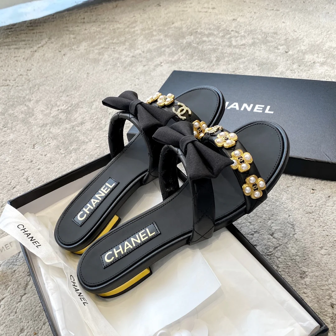 Новинка сезона весна/лето 2023 от Chanel - Тапочки с жемчужным бантом - Черные