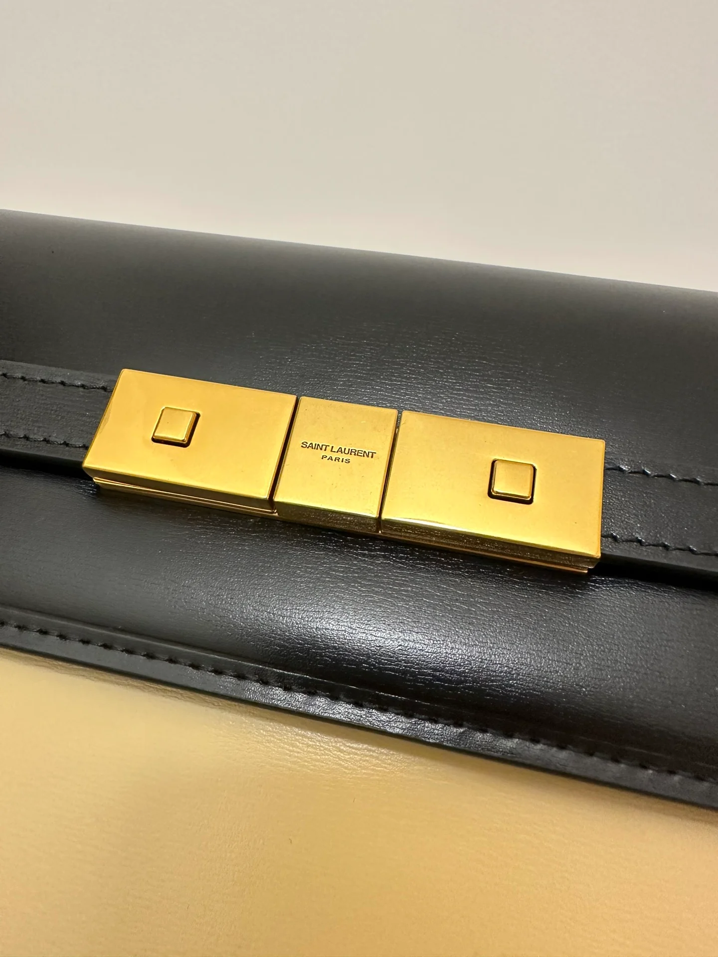 Зубочистка YSL Manhattan Texture Large, черная с абрикосовым оттенком