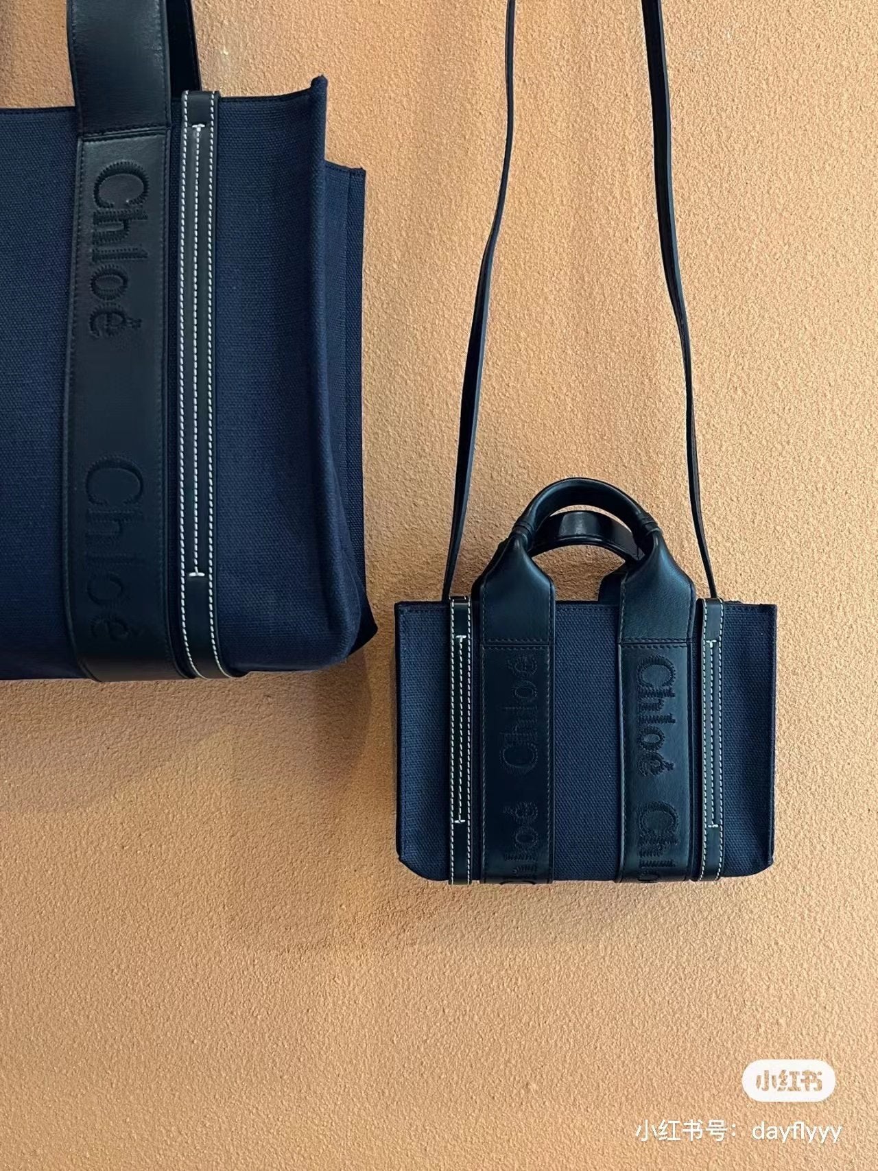 Новинка весны 2023 года от Chloe - сумка-тоут Woody - льняная кожа, темно-синий с черными элементами - мини-версия.