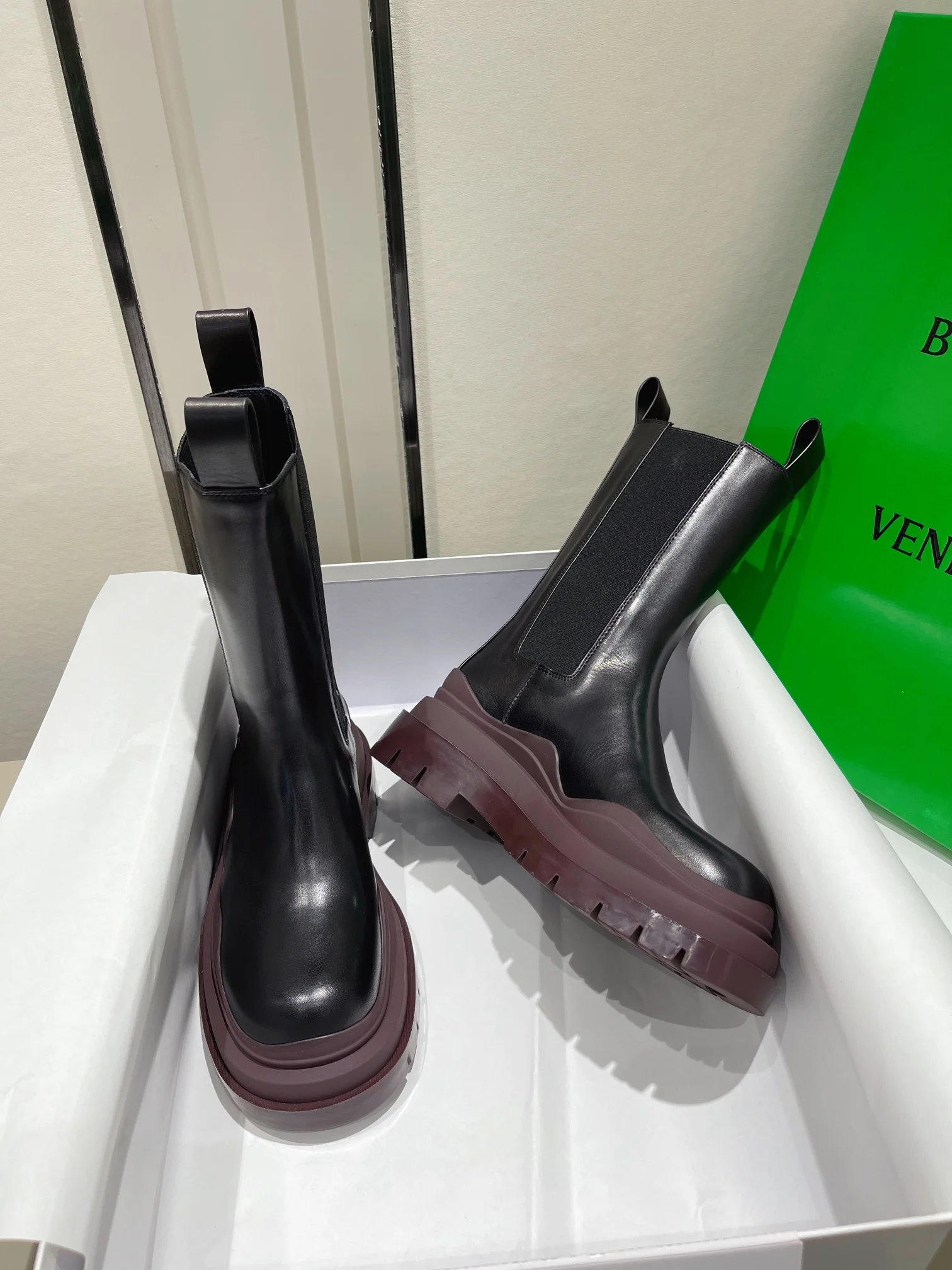 Ботинки на платформе до середины икры марки BV - подошва кофейного цвета