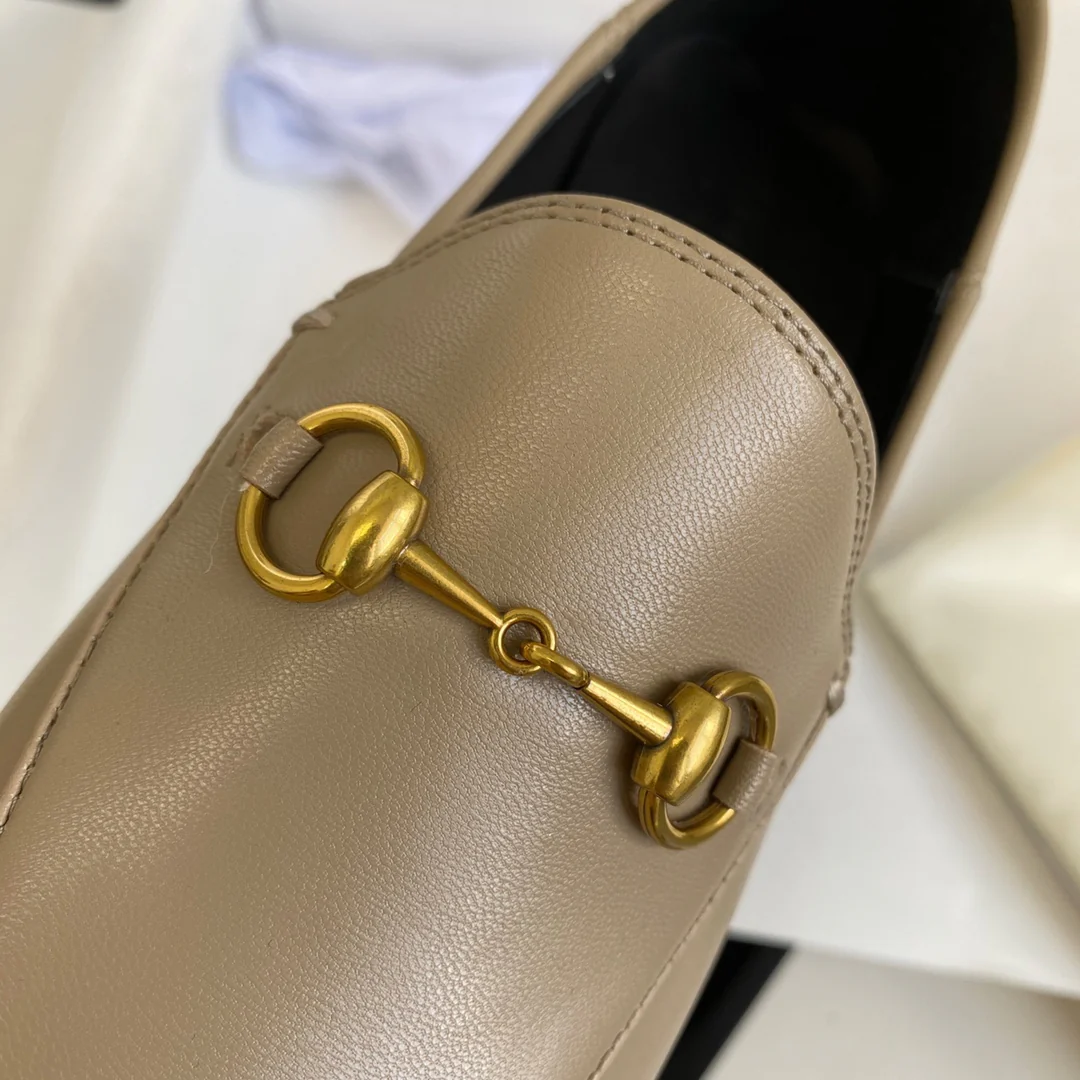 Новинка сезона весна/лето 2022 — двусторонние лоферы Gucci с пряжкой в ??виде конской уздечки.