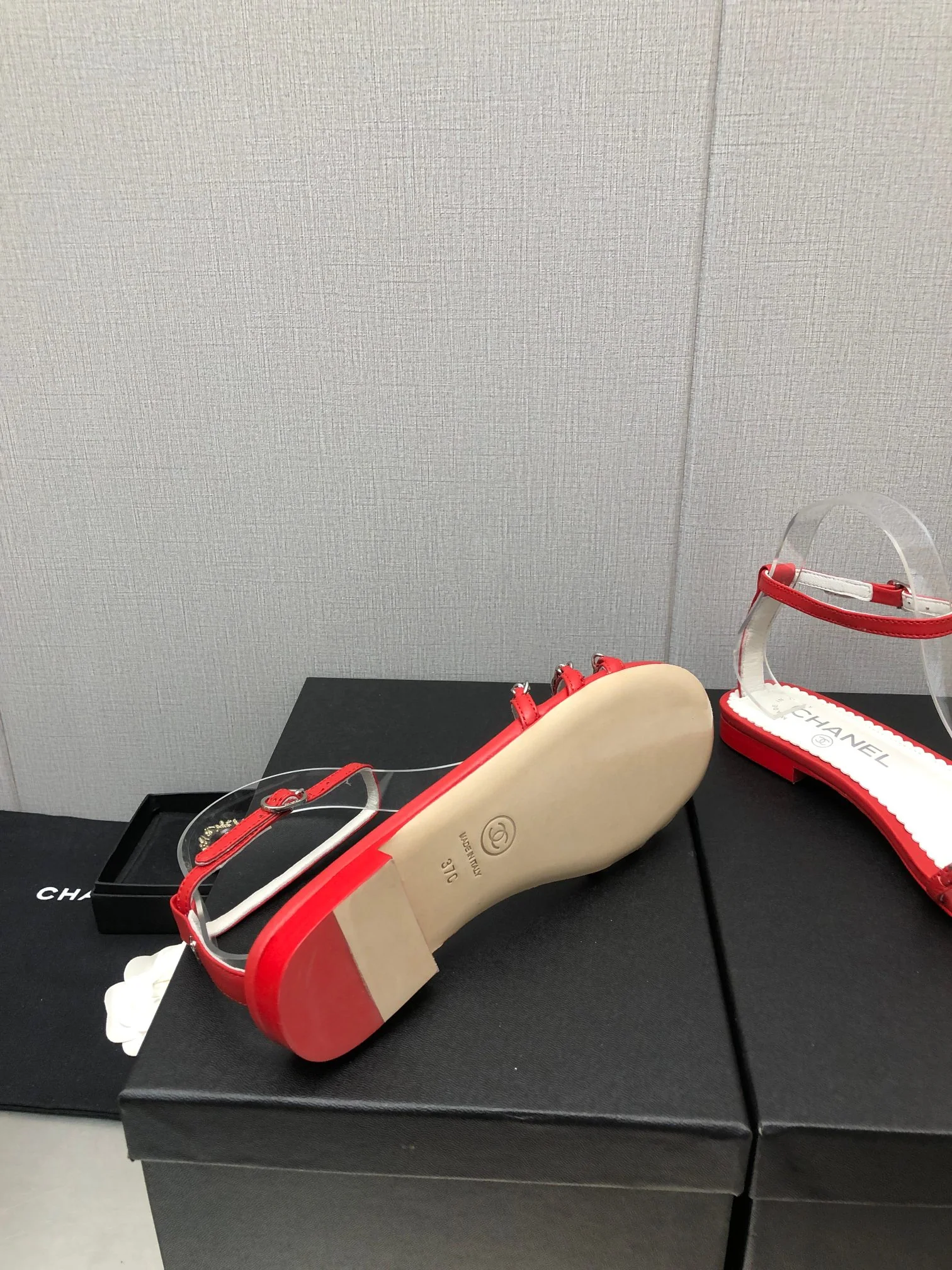 Новинка весны 2023 года от Chanel - сандалии на плоской подошве с цепочкой - красные.