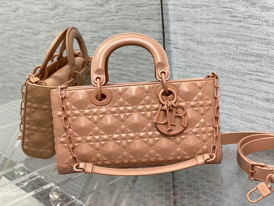 Сумка Dior Lady D'Joy, большая, стеганая ромбовидным узором из овечьей кожи, розовая.