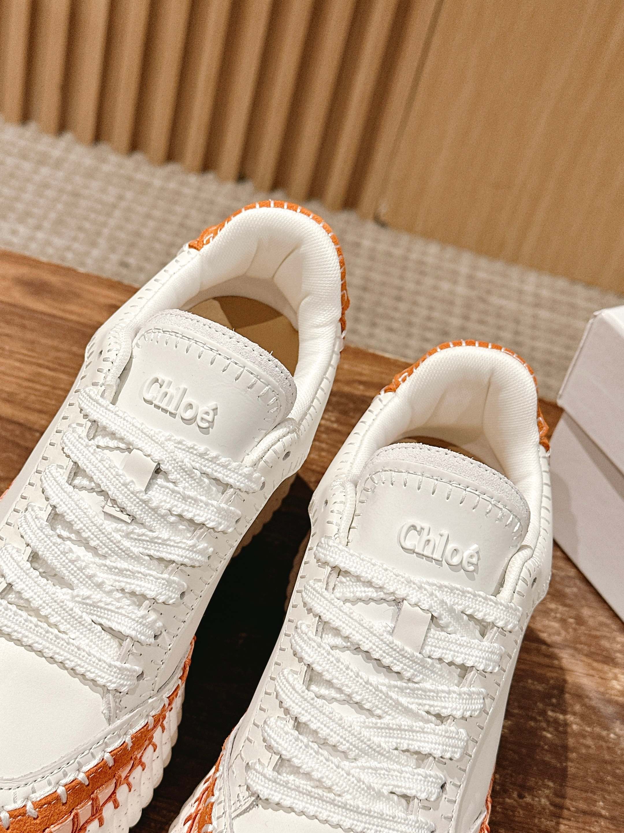 Белые кроссовки Chloe — популярный стиль среди таких знаменитостей, как Джои Юнг, Сон И и Виктория Сон.