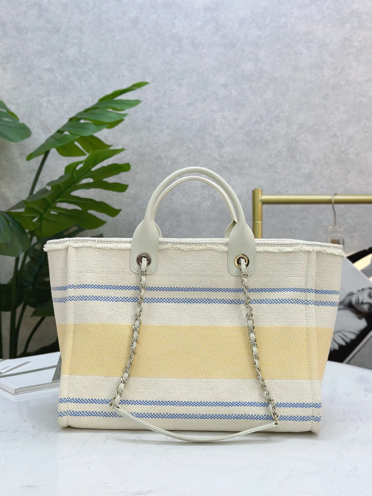 Пляжная сумка Chanel 25c, косметичка, ярко-желтая.