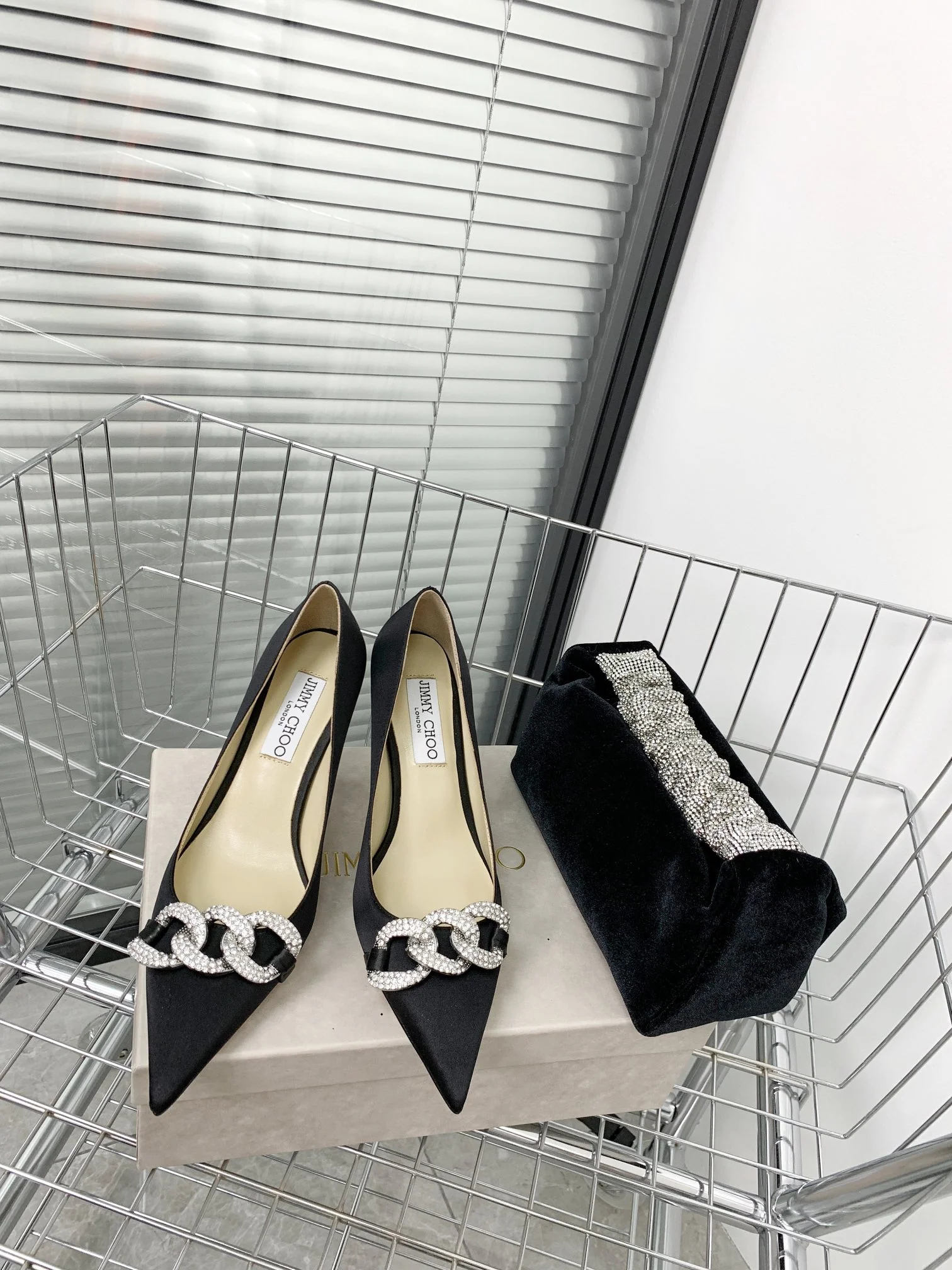 Новинки коллекции Jimmy весна/лето 2022 — туфли на высоком каблуке с кристальной цепочкой.