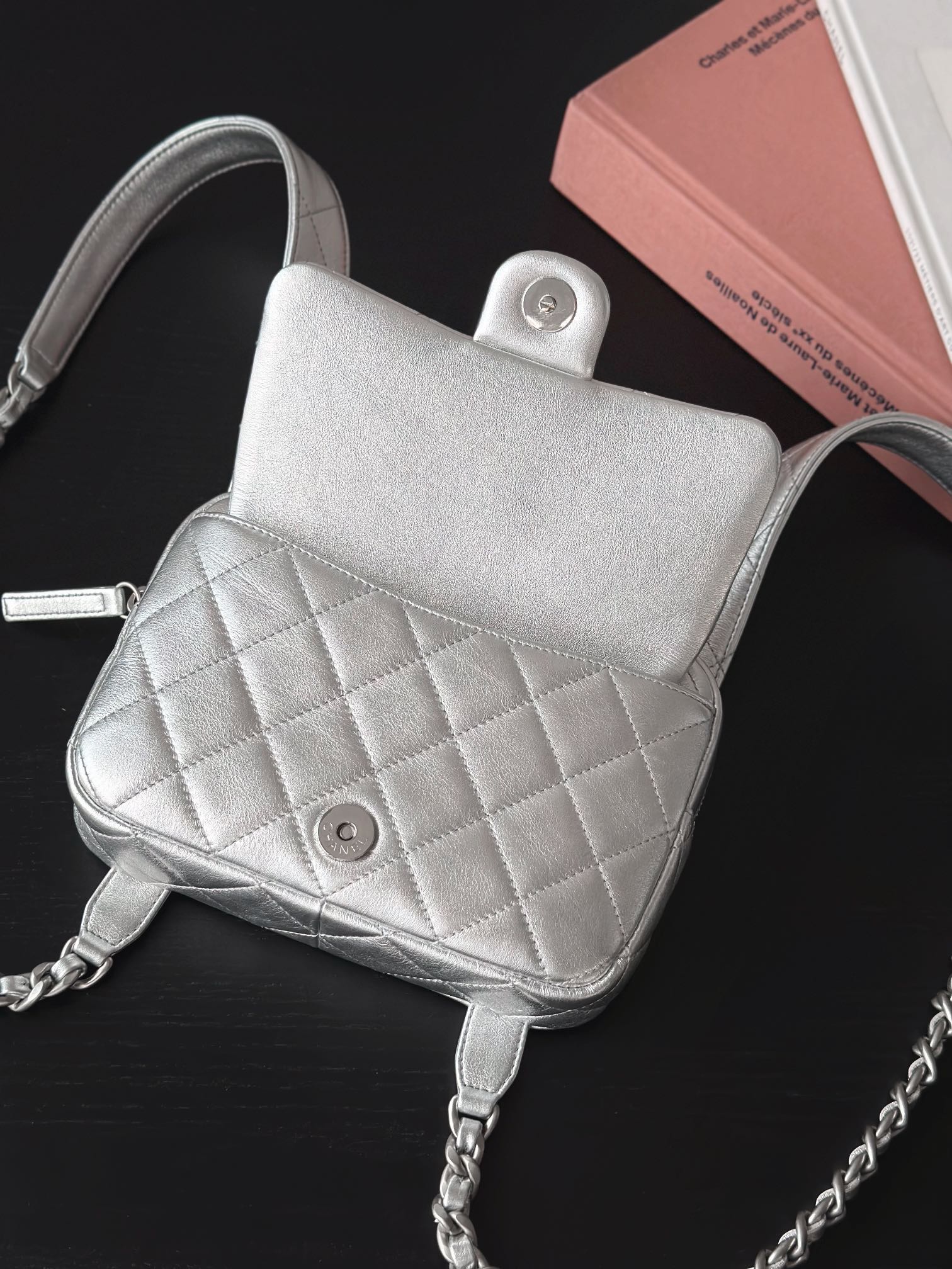 Новая коллекция Chanel весна/лето - сумка-хобо - сумка-мессенджер в стиле хиппи - серебристая