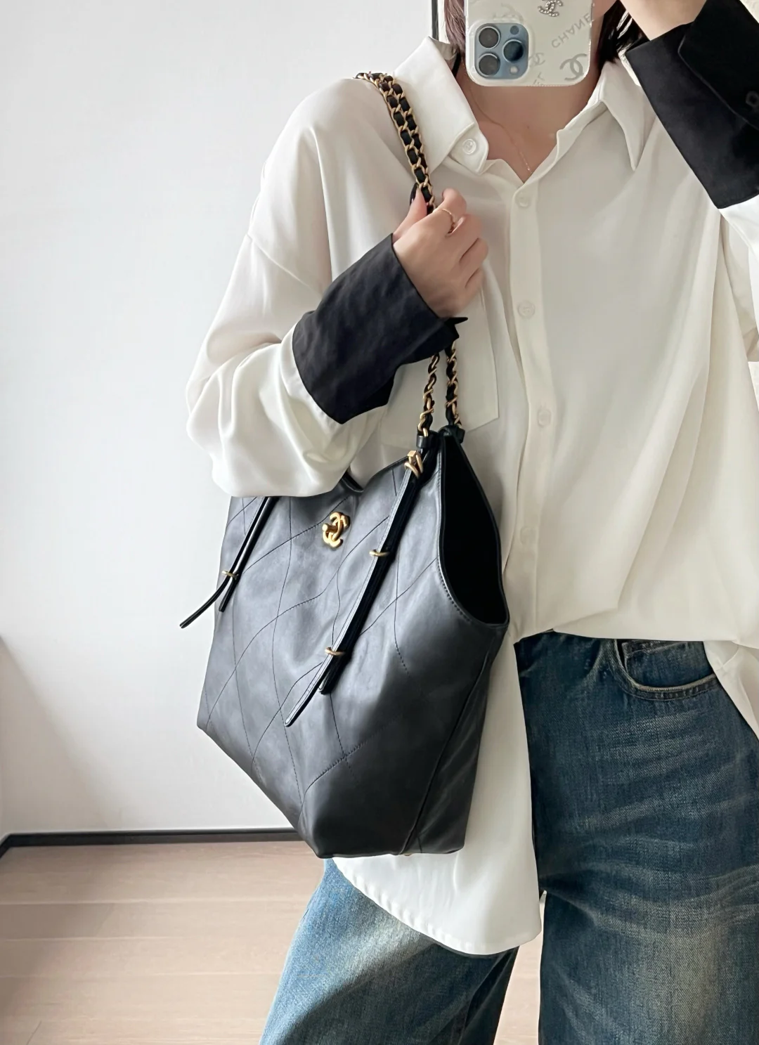 Маленькая черная сумка-тоут Chanel 25 с рукавами ?летучая мышь?.