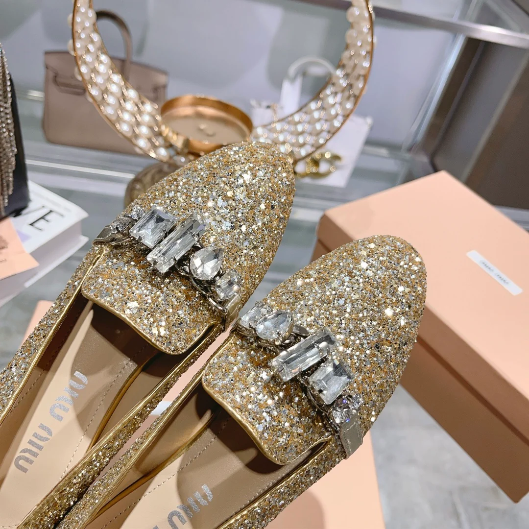 Новинка сезона осень/зима 2023 от Miu Miu — туфли ?Мэри Джейн? со стразами — золотистые.