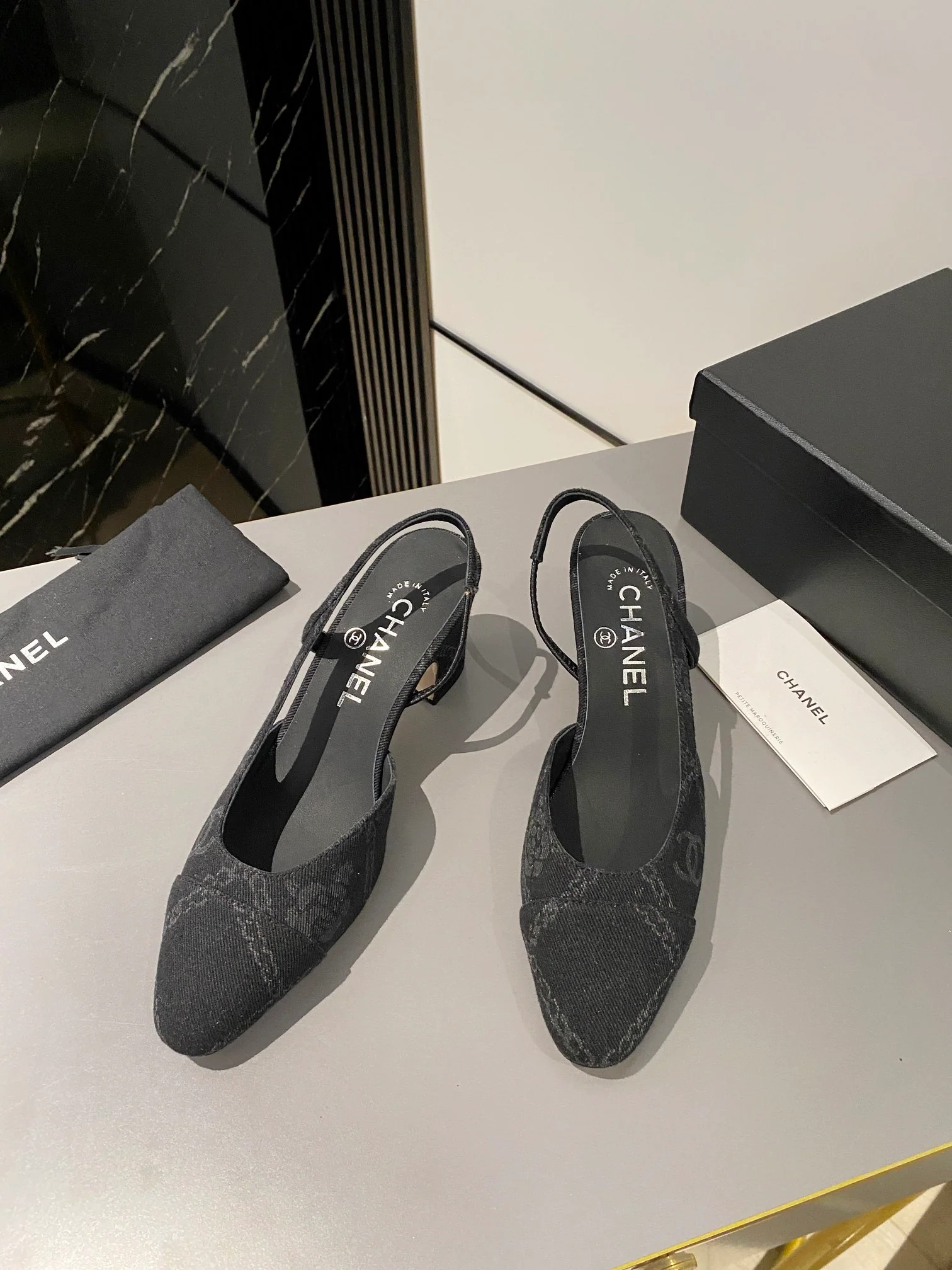 Chanel - Классические туфли на массивном каблуке - Черные