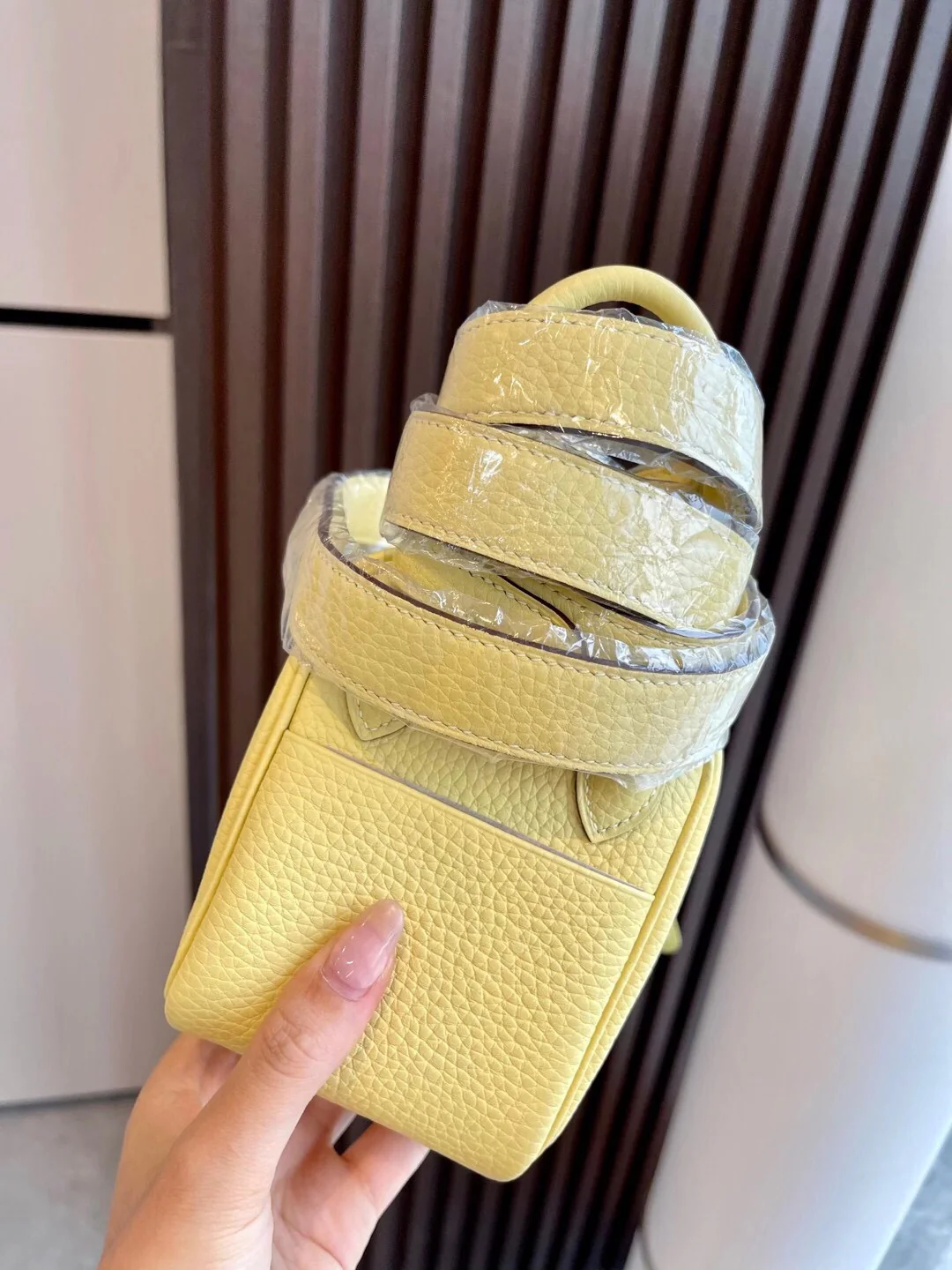 Мини-яйцо Hermes Lindy 1 унция с желтком куриного яйца и золотой пряжкой