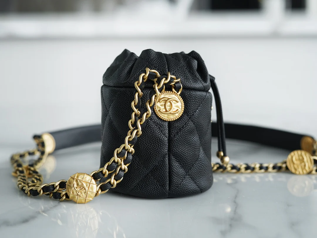 Новинка сезона осень/зима 2022 от Chanel - сумка-ведро для монет.