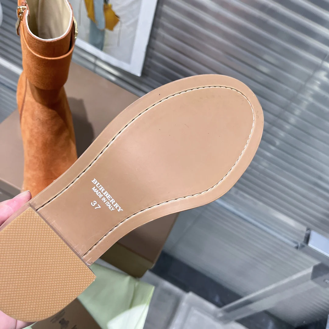 Коллекция Burberry осень/зима 2022 — Ботильоны на массивном каблуке