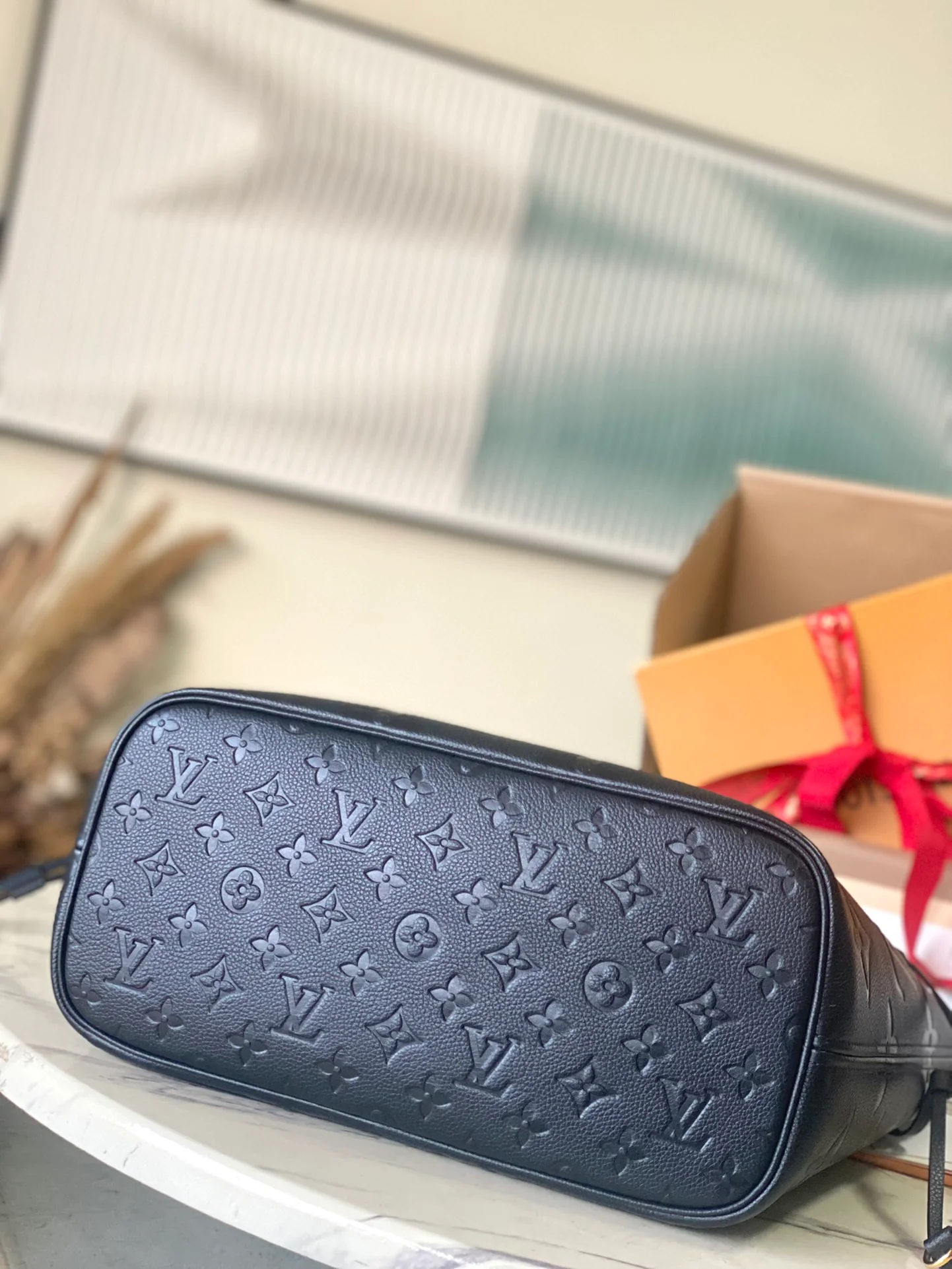 m45685-LV-neverfull-handbag-full embossed leather-black