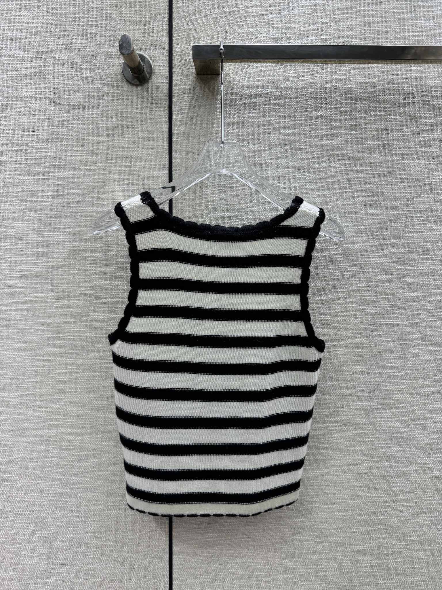 Вязаный жилет Celine-2404 с кружевной отделкой и полосатым рисунком в стиле колор-блок.