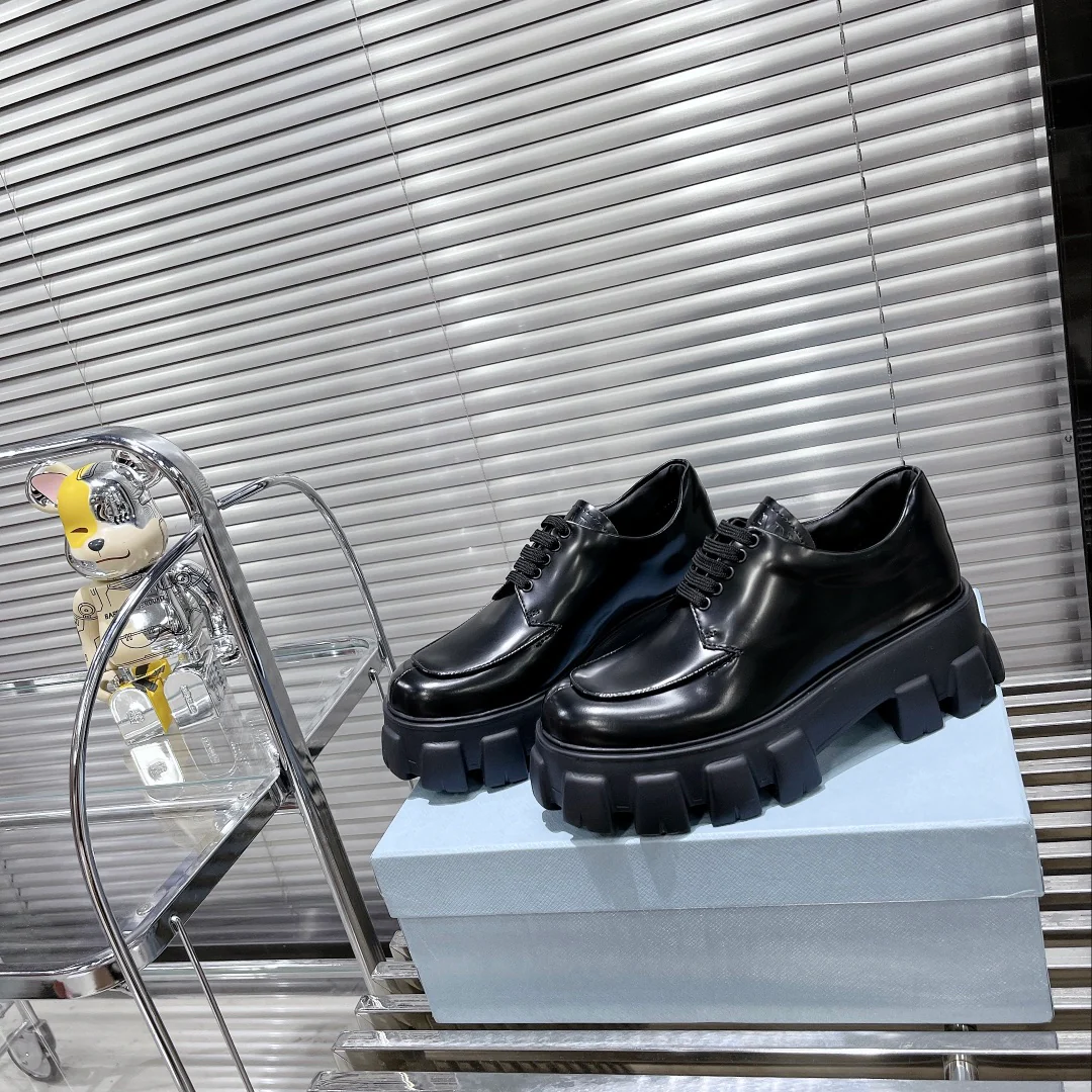 Кожаные туфли Prada на платформе со шнуровкой