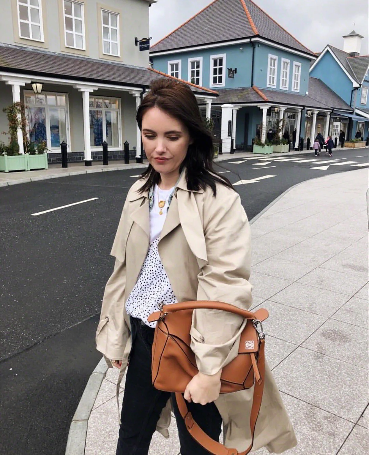 Сумка Loewe Puzzle из телячьей кожи карамельного цвета.