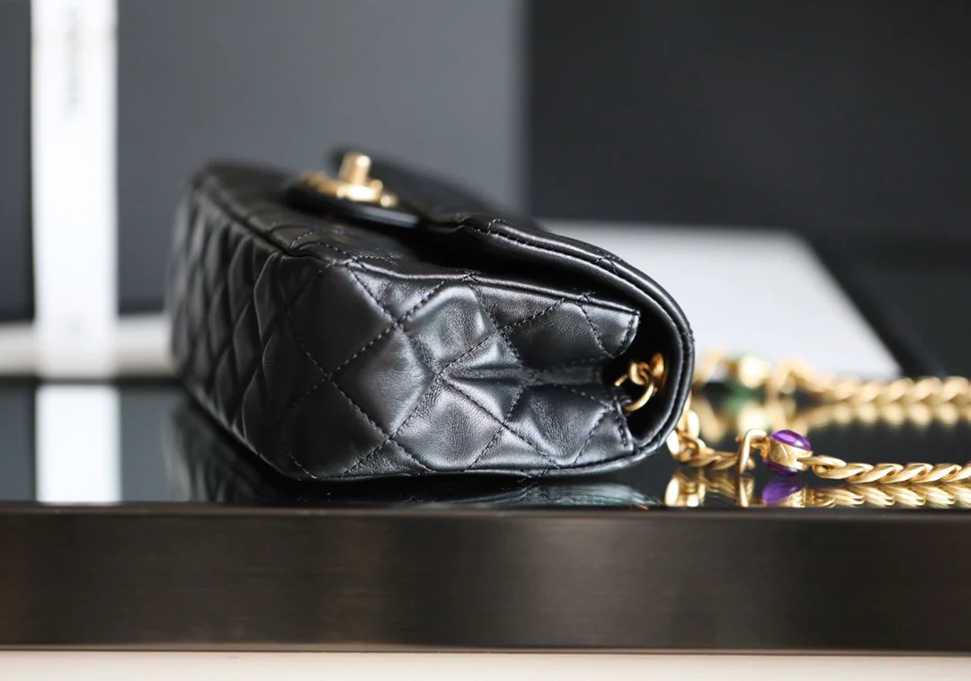 Сумка Chanel CF с клапаном и цепочкой с драгоценным камнем