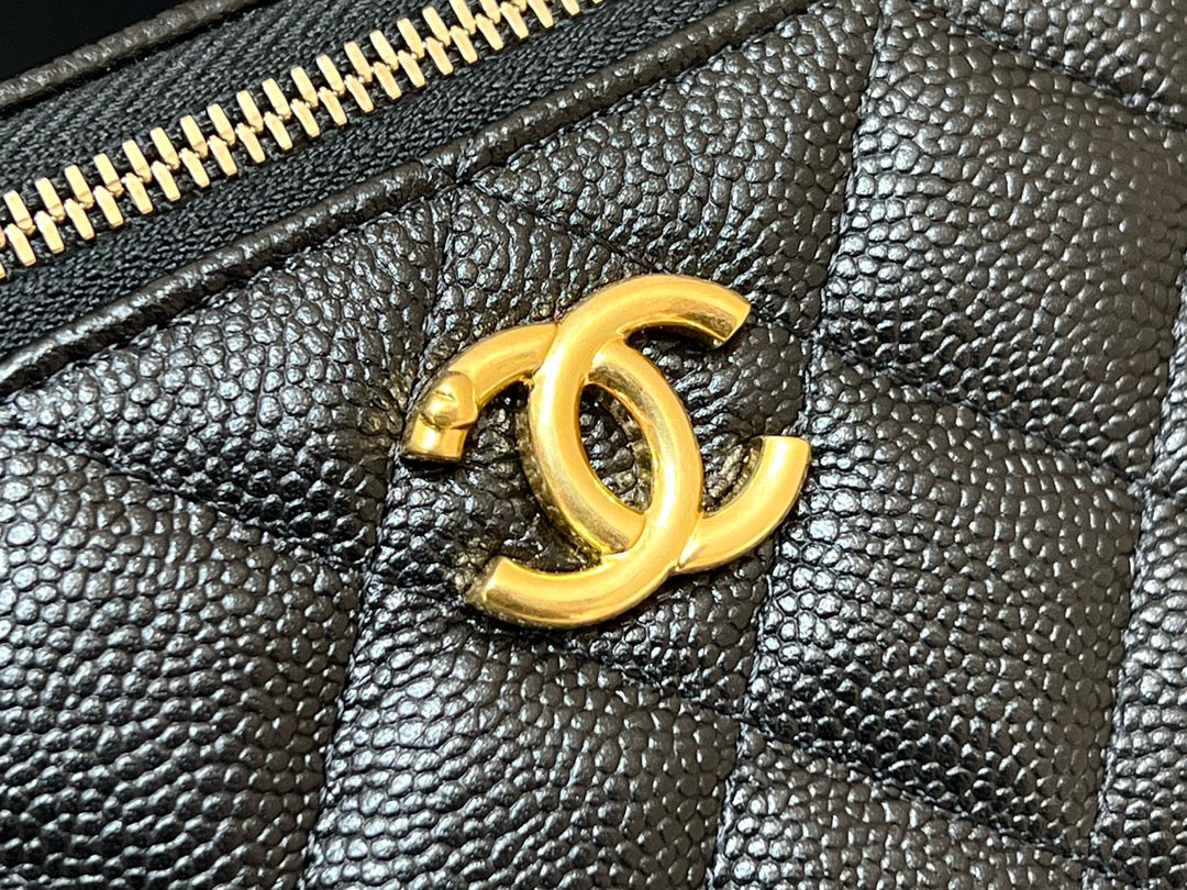 Новинка сезона весна/лето 2023 от Chanel - Регулируемая длинная сумка-бокс в форме сердца - 17 см - Черная