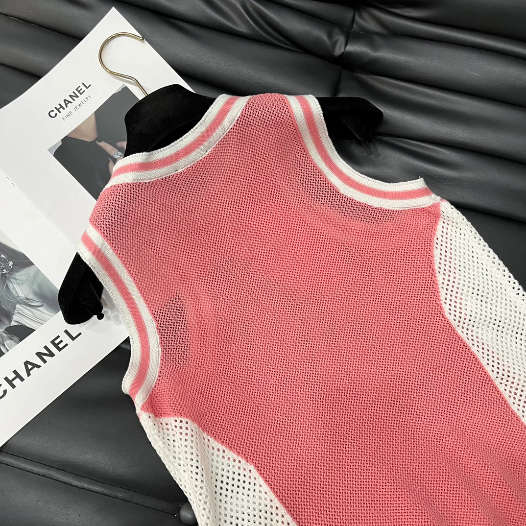 Chanel - 2403-24 Новинка: Жилет с вырезом на плечах - 1