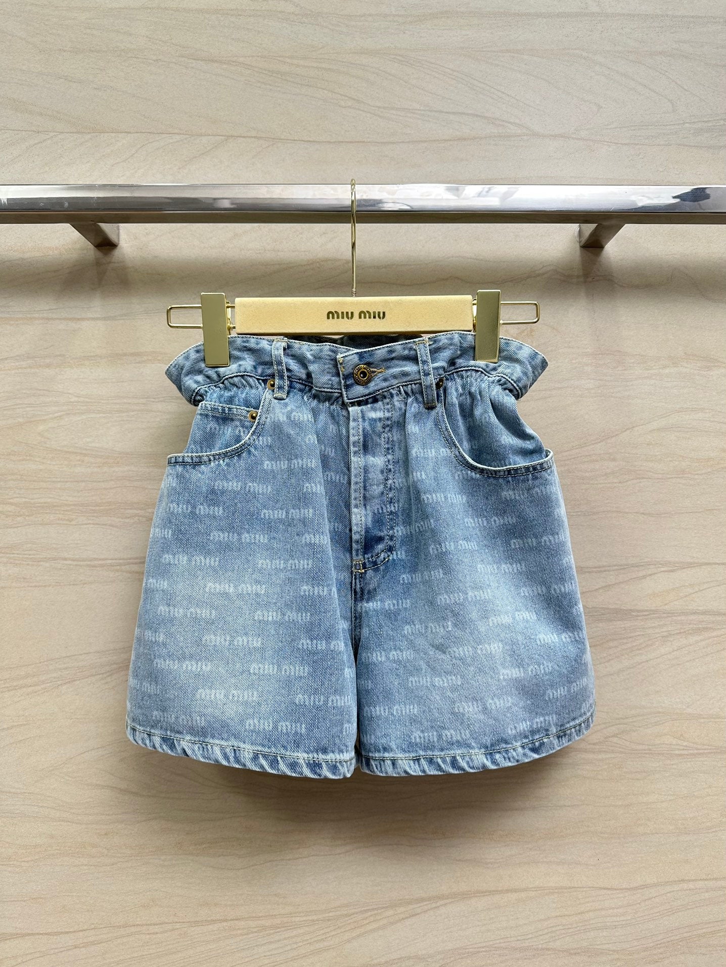 Miu Miu-2404-24 Новинка ранней весны. Джинсовые шорты с принтом логотипа и буквами.