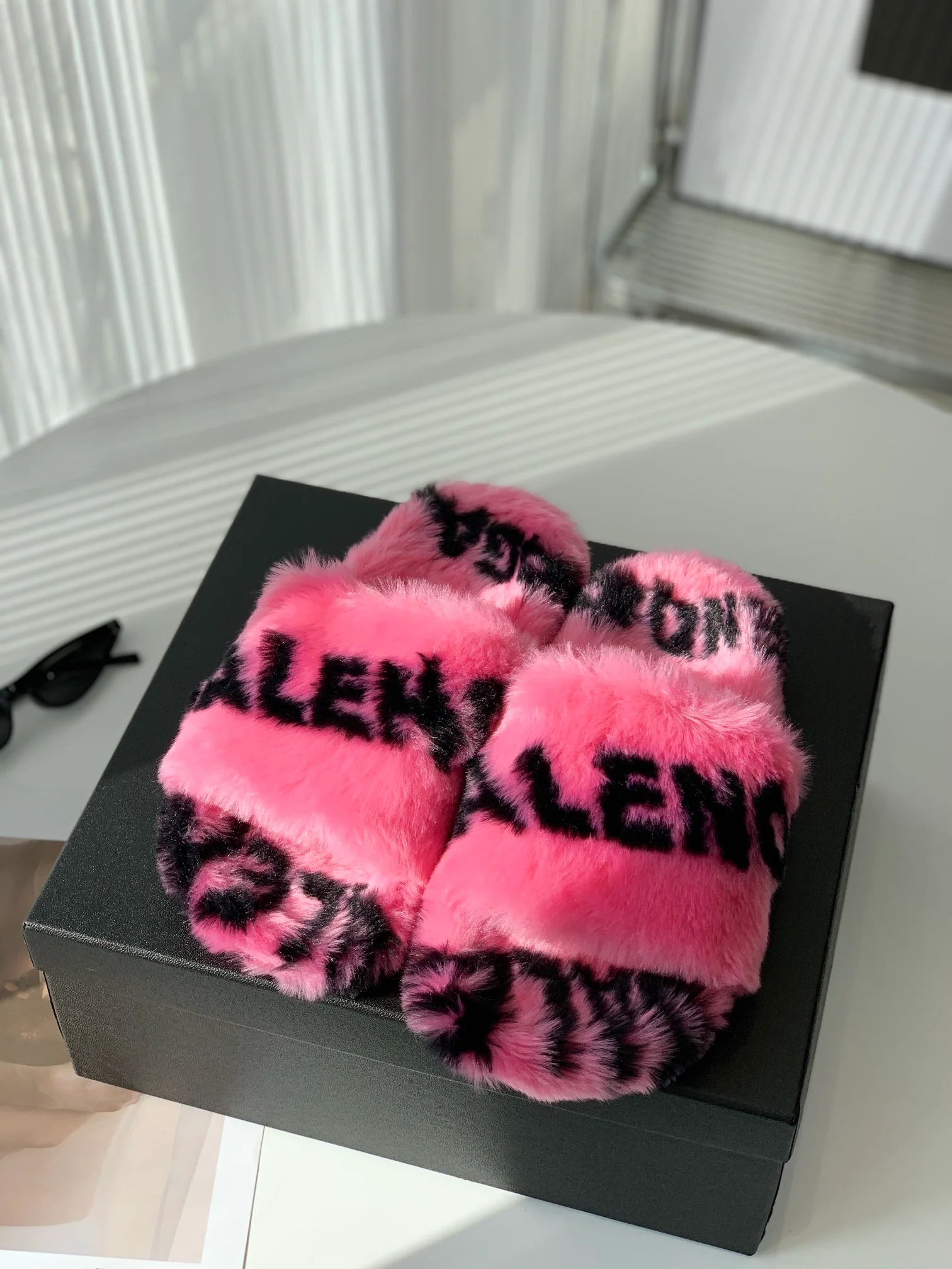 Новинка весны/лета: очень мягкие флисовые тапочки Balenciaga - размеры 35-40 - 4 цвета