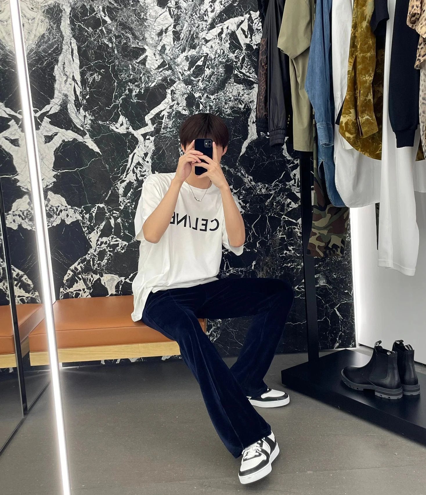 Новинка 2022 года от Celine - Белые кроссовки/Повседневная обувь - Унисекс - Черные - Фотографии людей в них