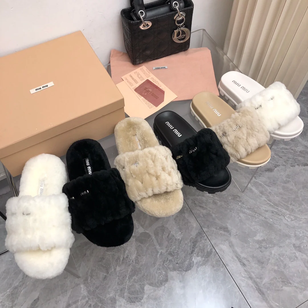 Новинка осенне-зимней коллекции Miu Miu 2023 — Пушистые и мягкие шерстяные тапочки — Полностью шерстяные — Белые
