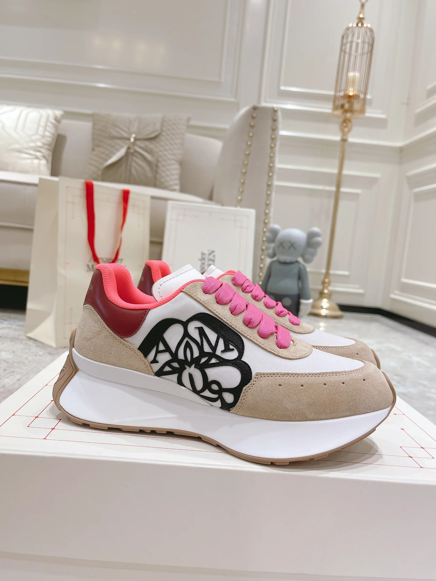 Кроссовки McQueen 2022 года на платформе с буквенным рисунком, белые - унисекс - 1