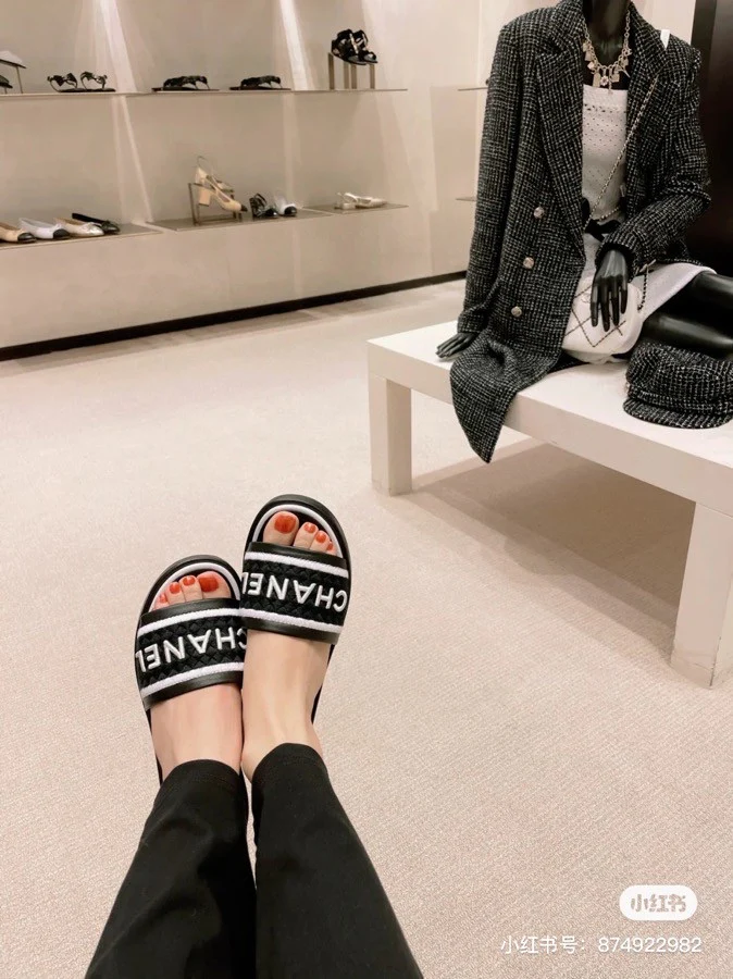 Новинка сезона весна/лето 2023 от Chanel - Плетеные тапочки - Белые