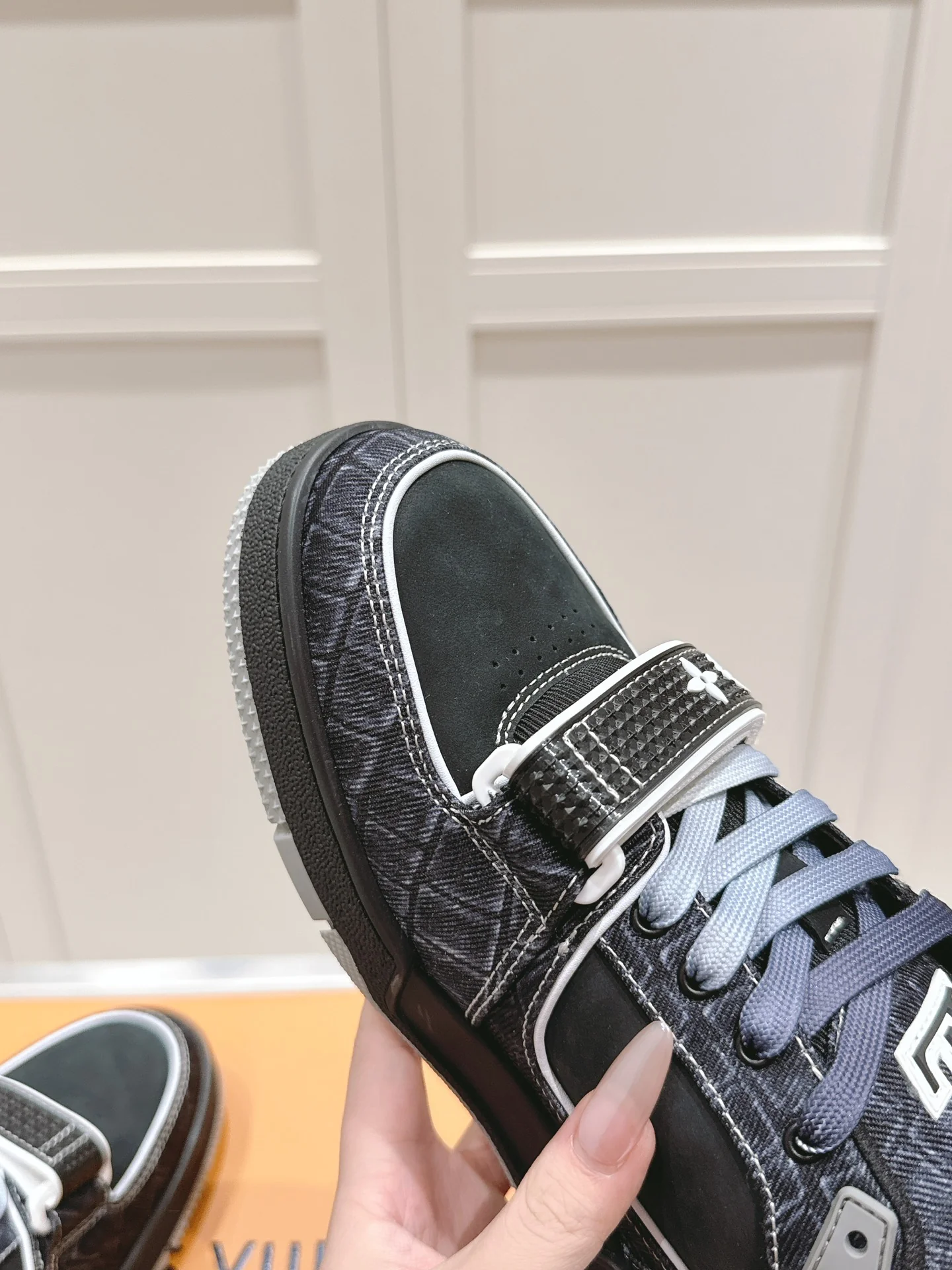 Скейтбордические кроссовки LV-2024 на липучках - черные