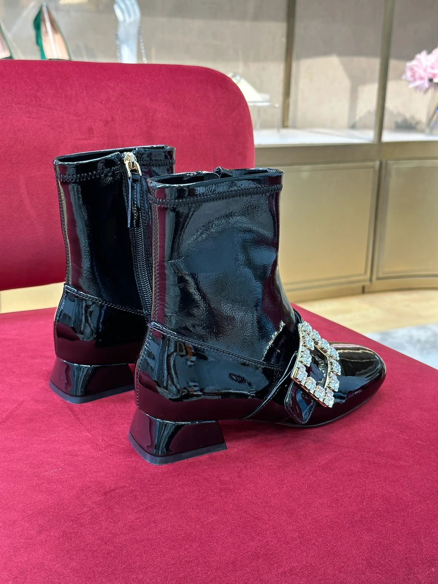 RV - Ботильоны из эластичной лакированной кожи, украшенные стразами Swarovski