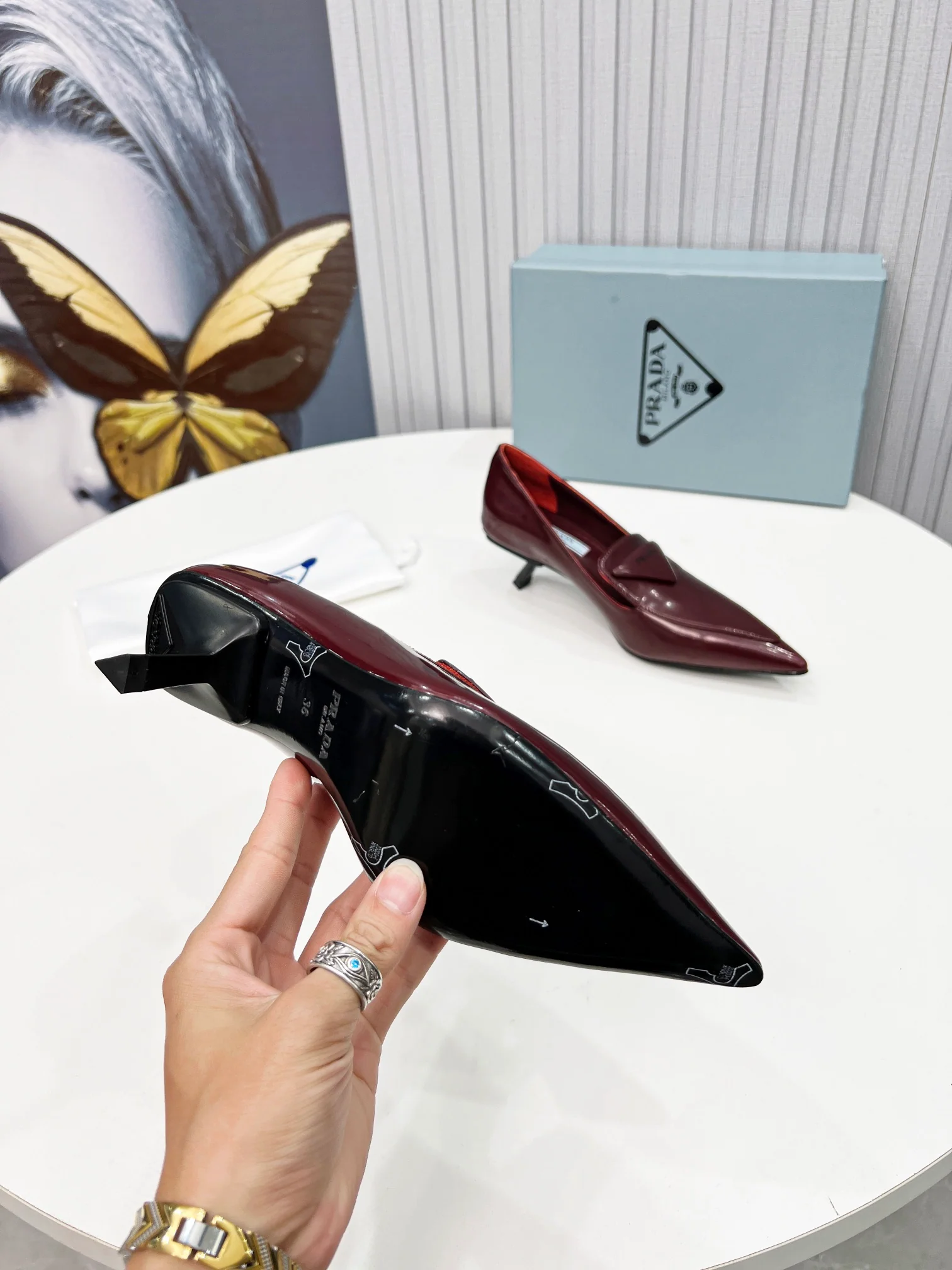 Новинки Prada весна/лето 2022 - Туфли на невысоком каблуке с острым носком - 1