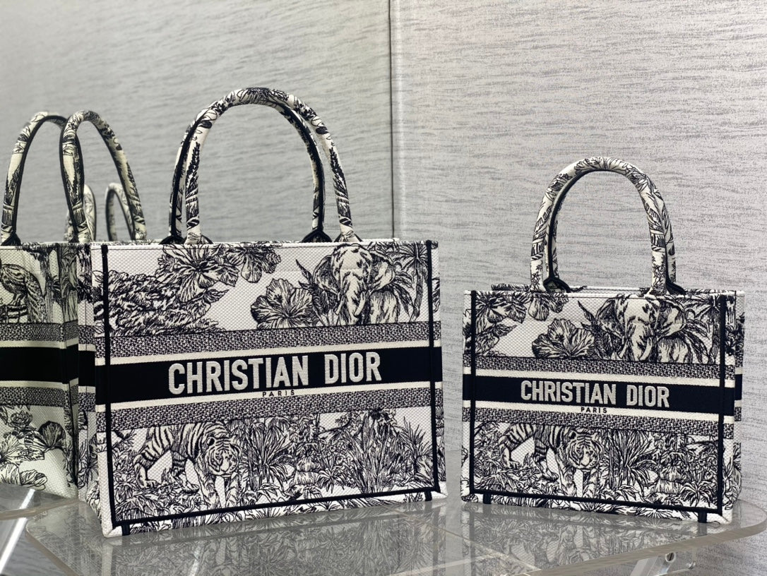 Сумка Dior Book Tote из коллекции Весна/Лето 2023 — Вышивка ?Тигр? — Белая — Средний размер