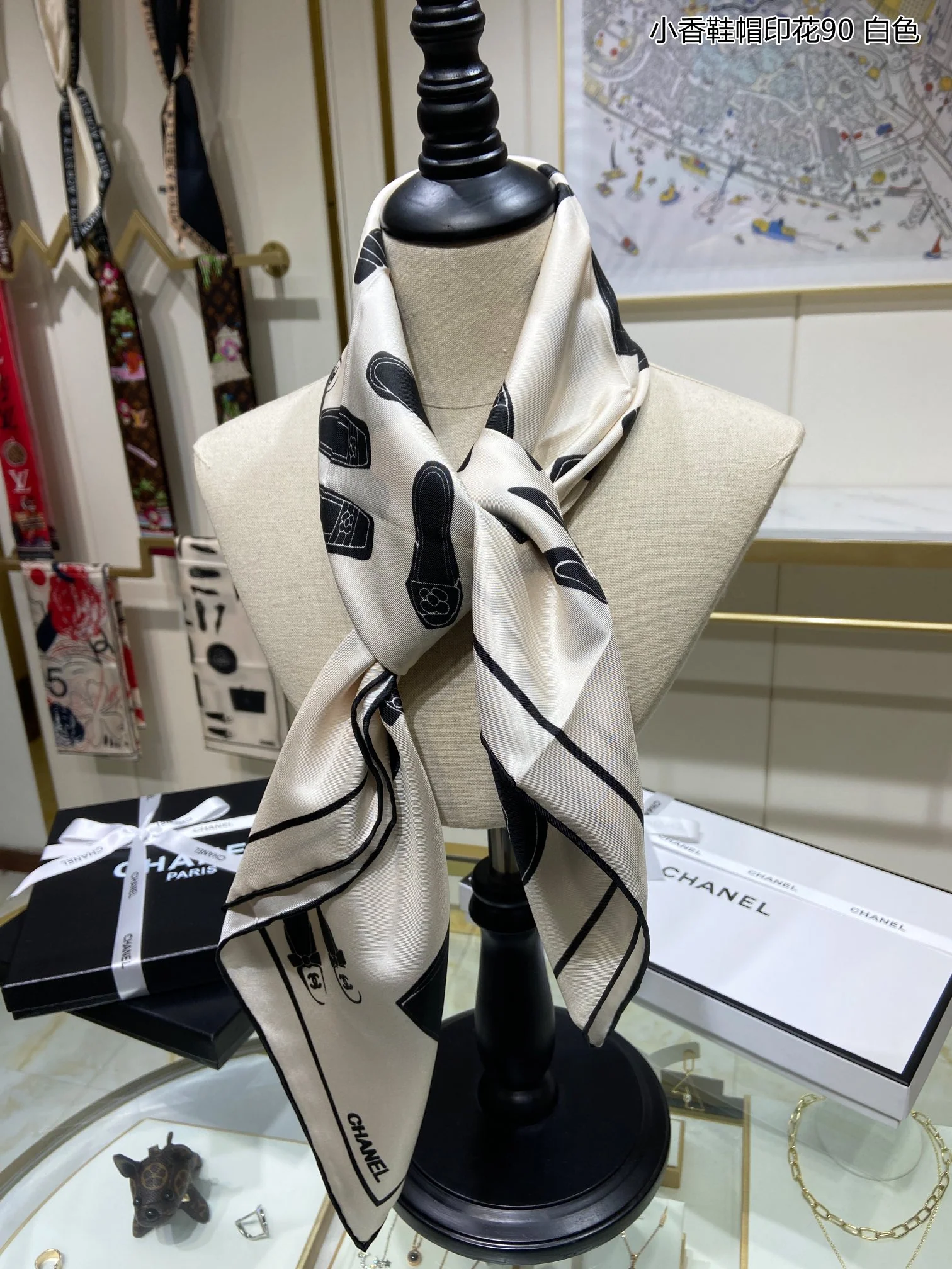 Chanel - Шелковый шарф с принтом для обуви и шляп - 1