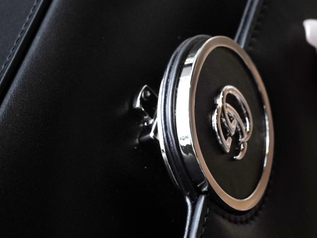 Миниатюрная сумка Gucci Petite GG на цепочке - черная.