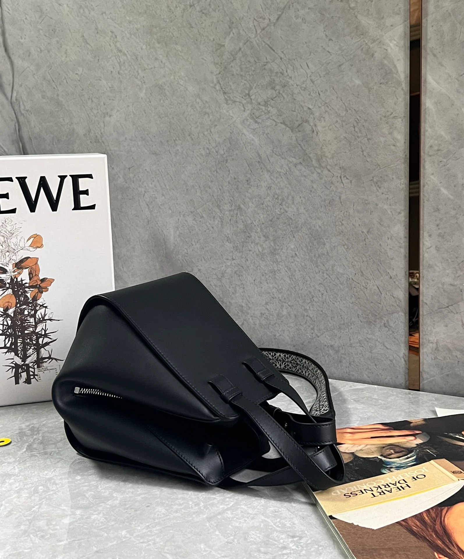 Сумка-гамак Loewe из монохромной эмалированной атласной коллекции - черная