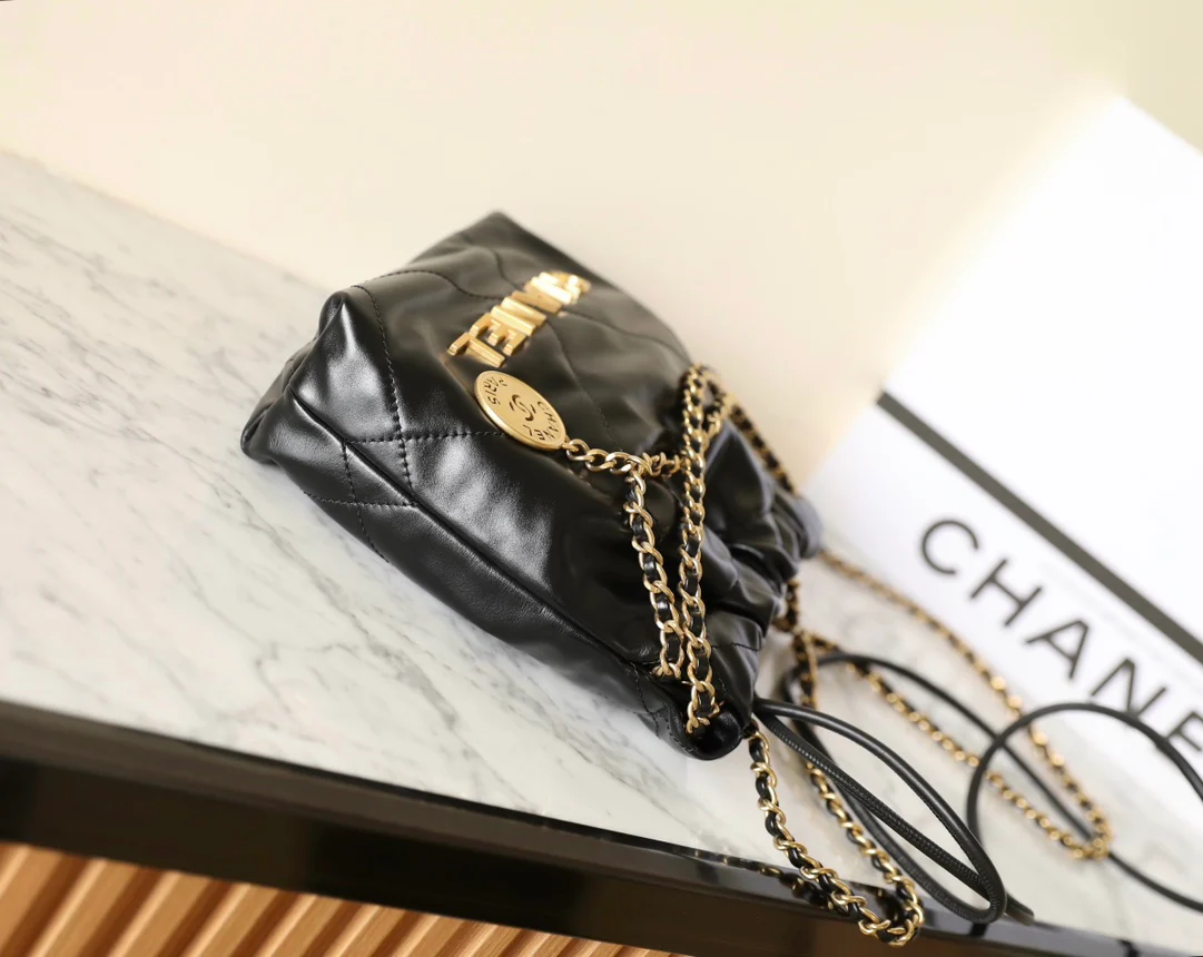 Мини-сумочка Chanel 22 – черная с золотой фурнитурой.