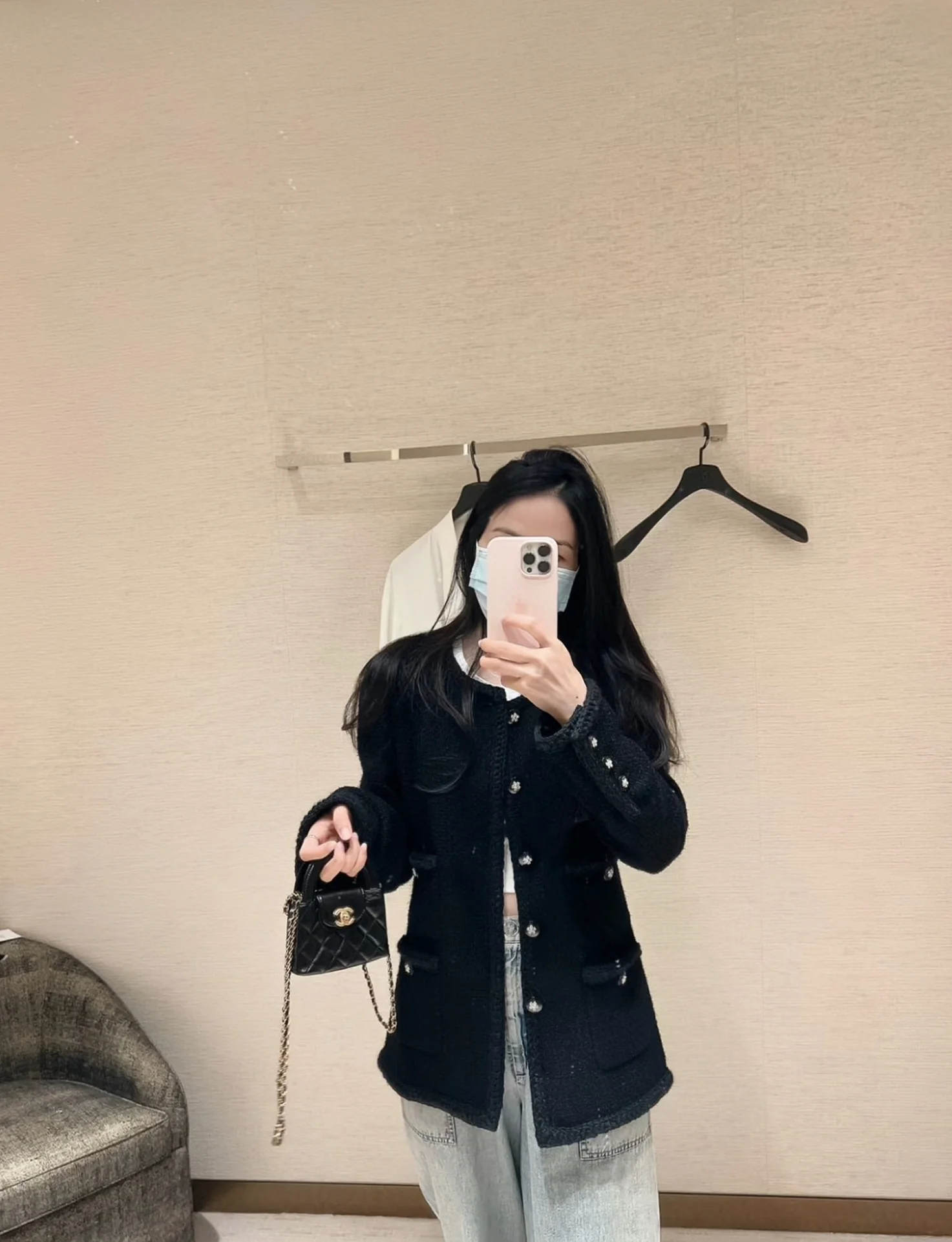 Миниатюрная сумочка Chanel Kelly на цепочке, черная.