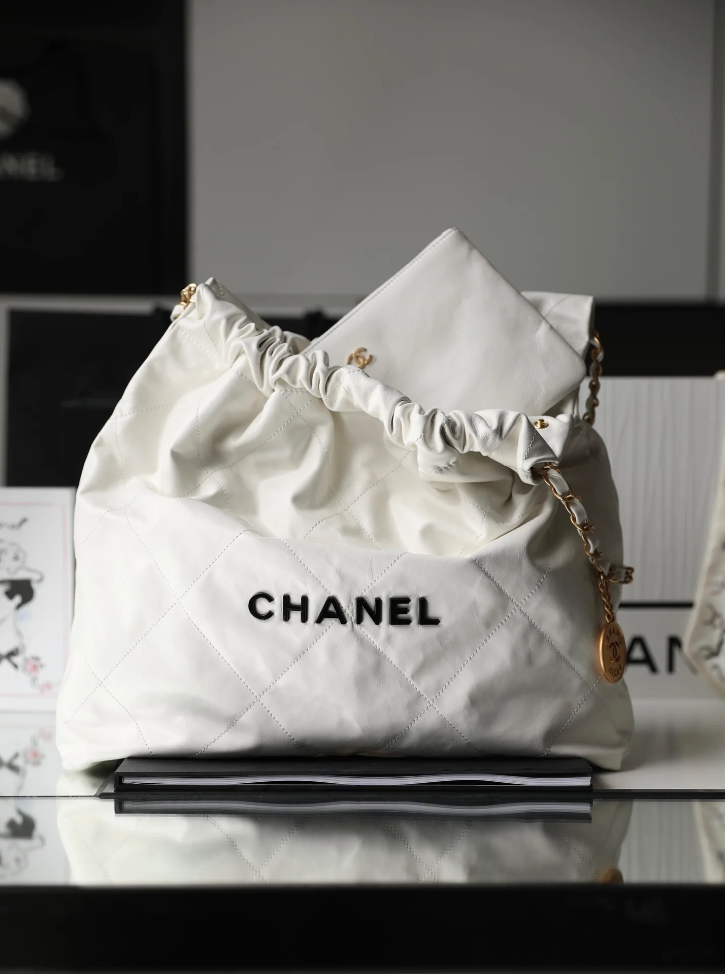 Сумка Chanel 22 - белая - большой размер