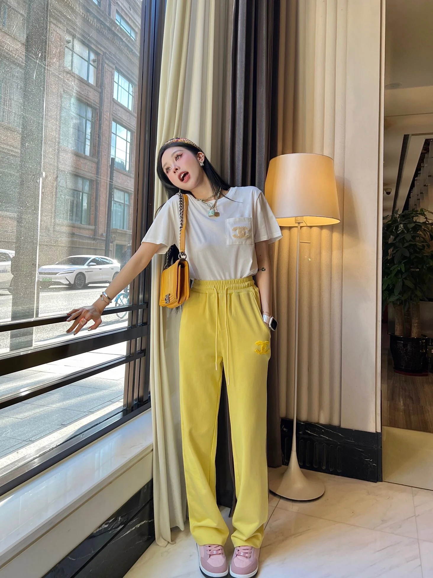 Спортивные брюки Chanel 2403 с 3D-логотипом - желтые